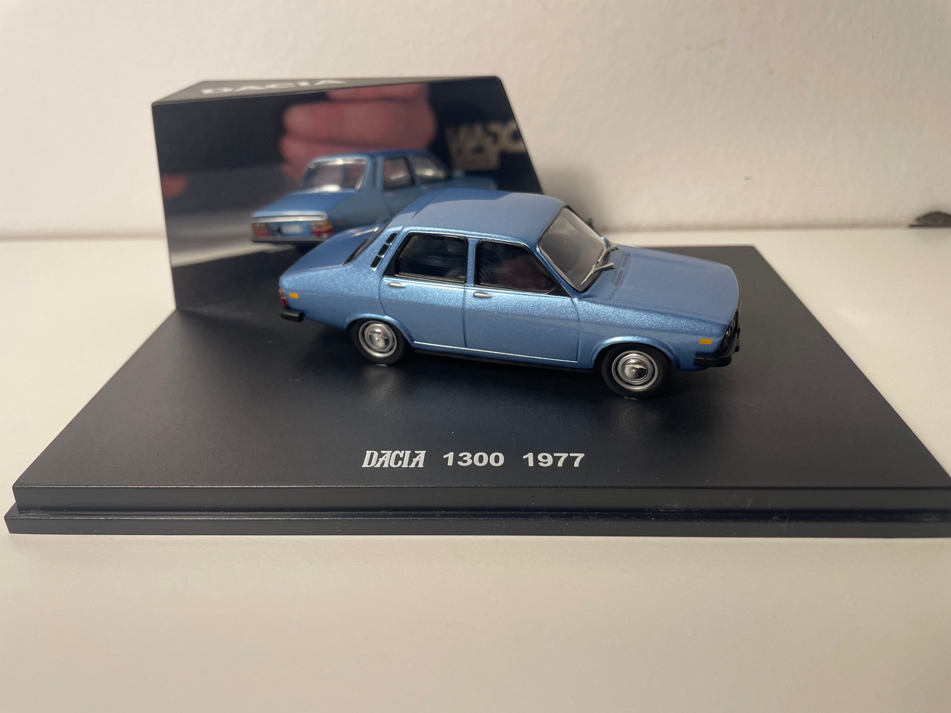 Renault DACIA 1300 niebieska z 1977 roku - IXO (pudełko prostokątne)