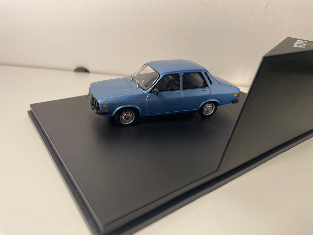 Renault DACIA 1300 niebieska z 1977 roku - IXO (pudełko prostokątne)