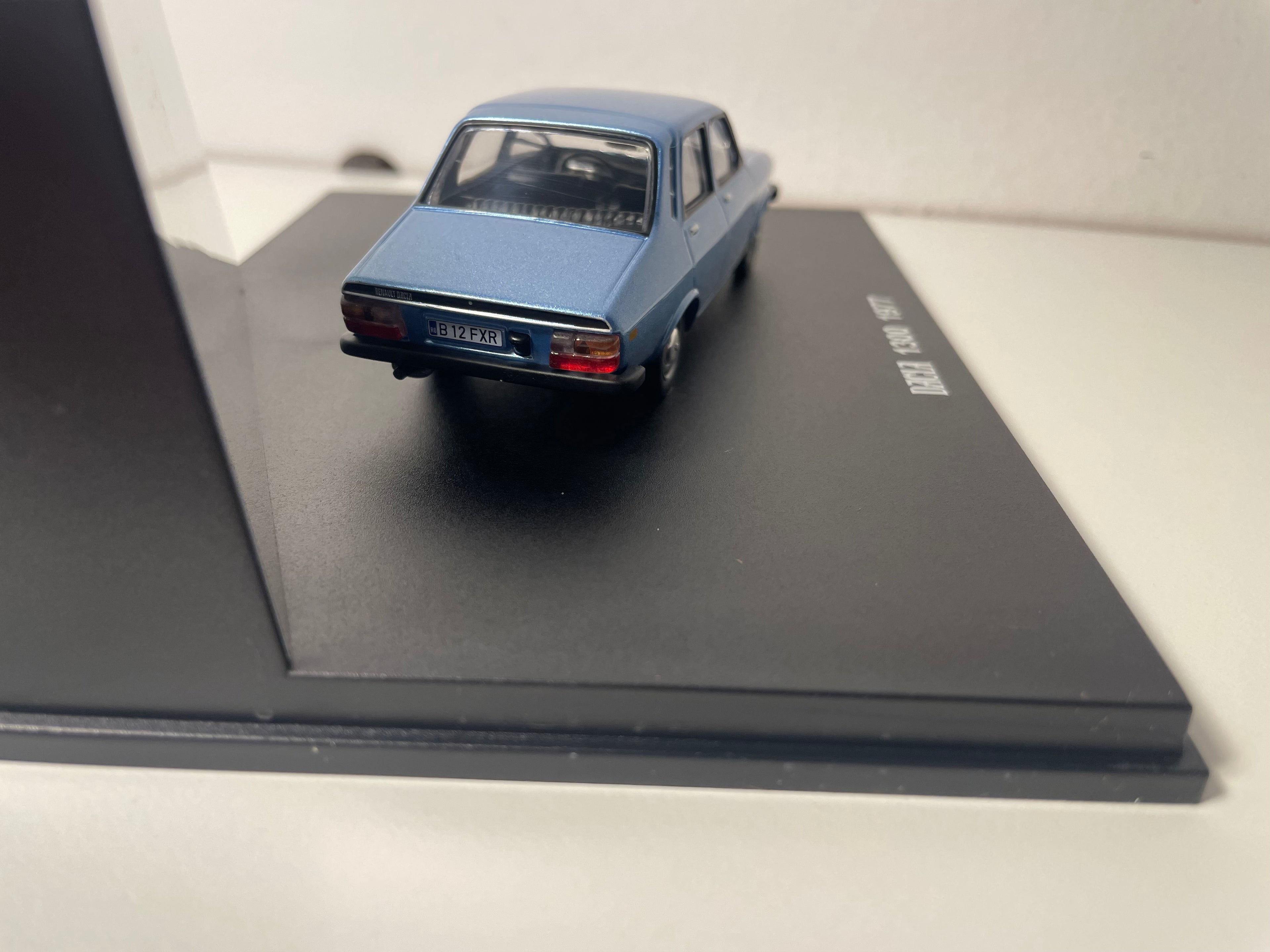 Renault DACIA 1300 niebieska z 1977 roku - IXO (pudełko prostokątne)