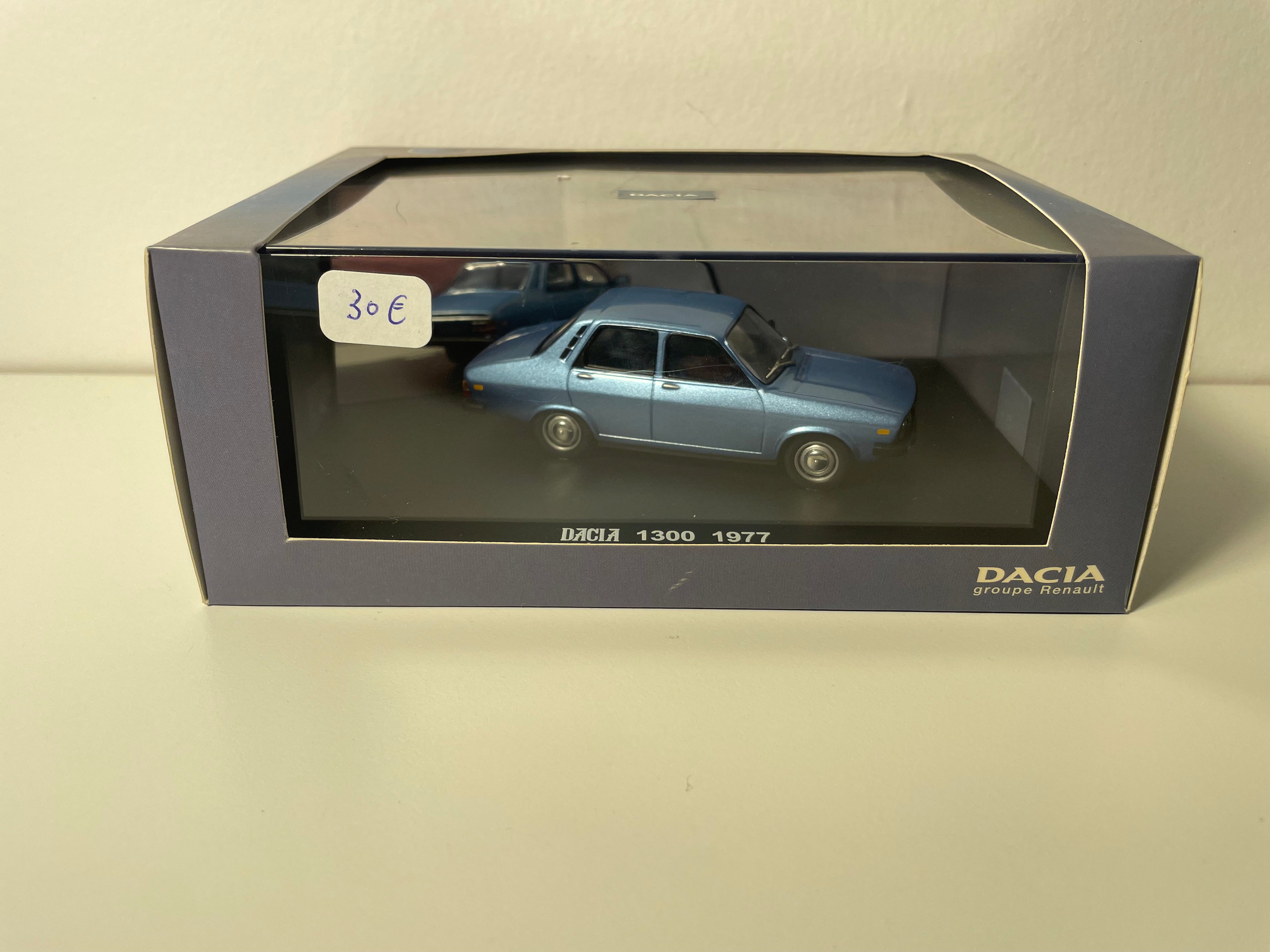 Renault DACIA 1300 niebieska z 1977 roku - IXO (pudełko prostokątne)