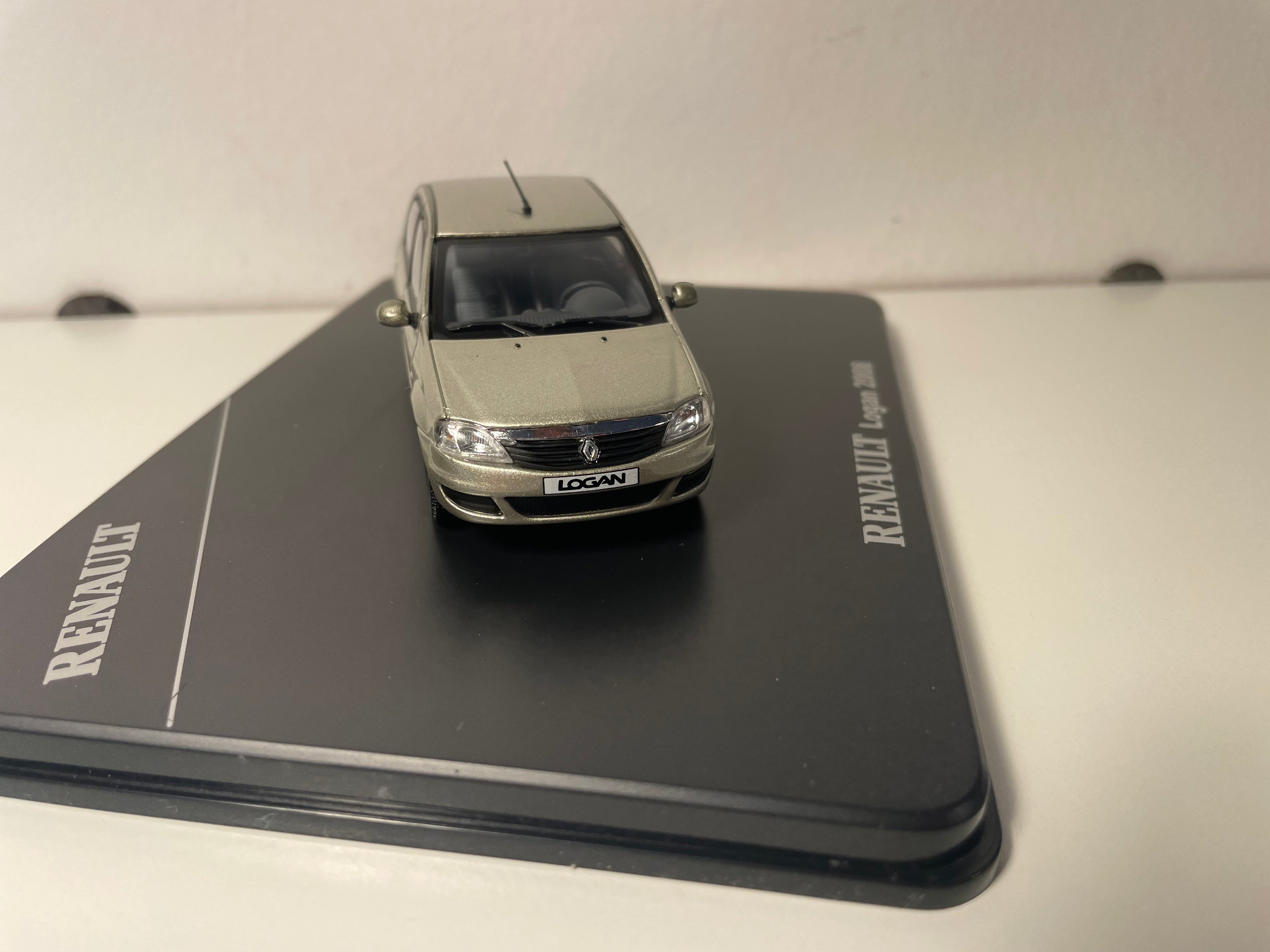 Renault Logan basalt aus 2008 - ELIGOR (rechteckig Këscht)
