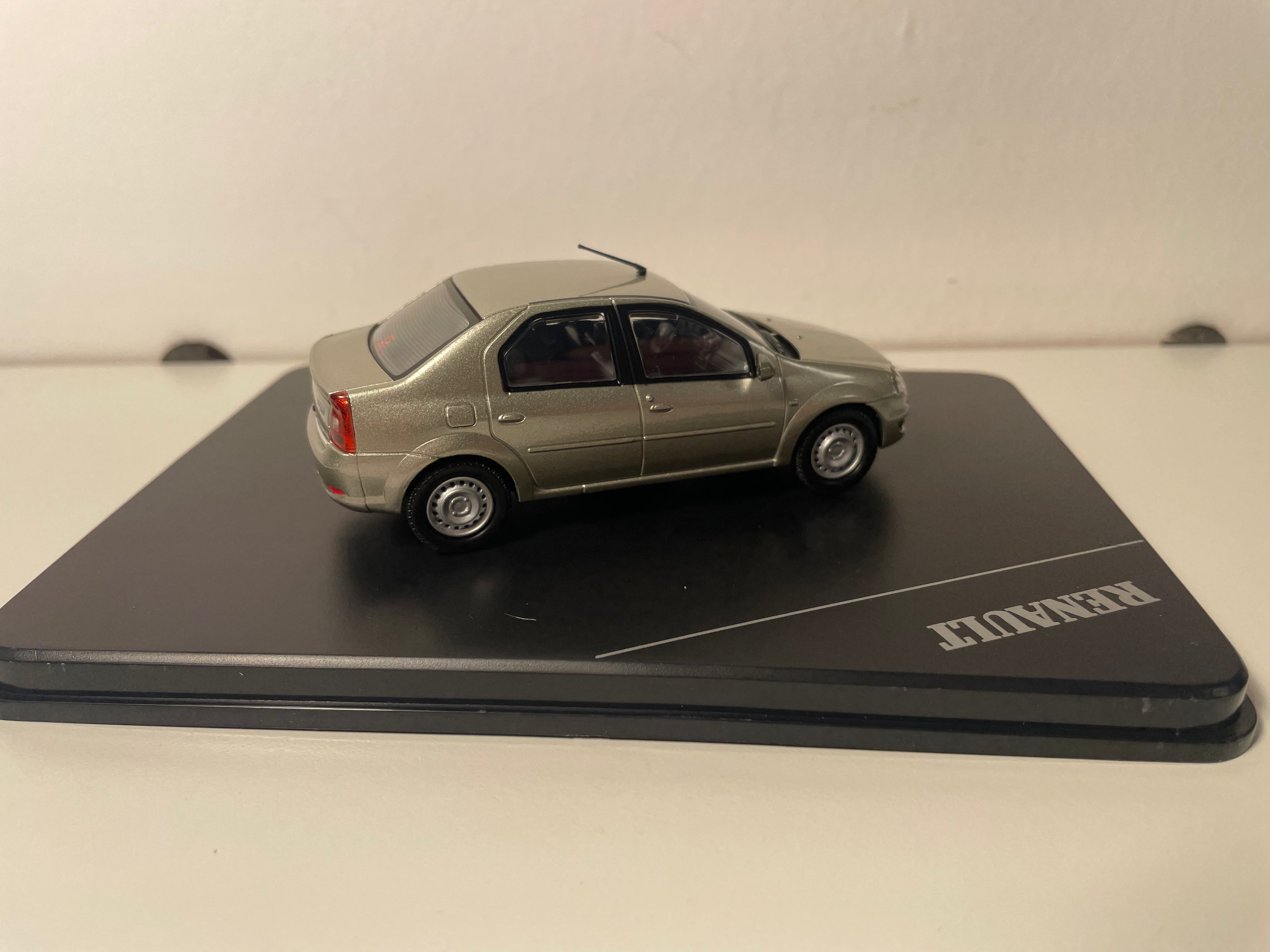 Renault Logan basalt aus 2008 - ELIGOR (rechteckig Këscht)