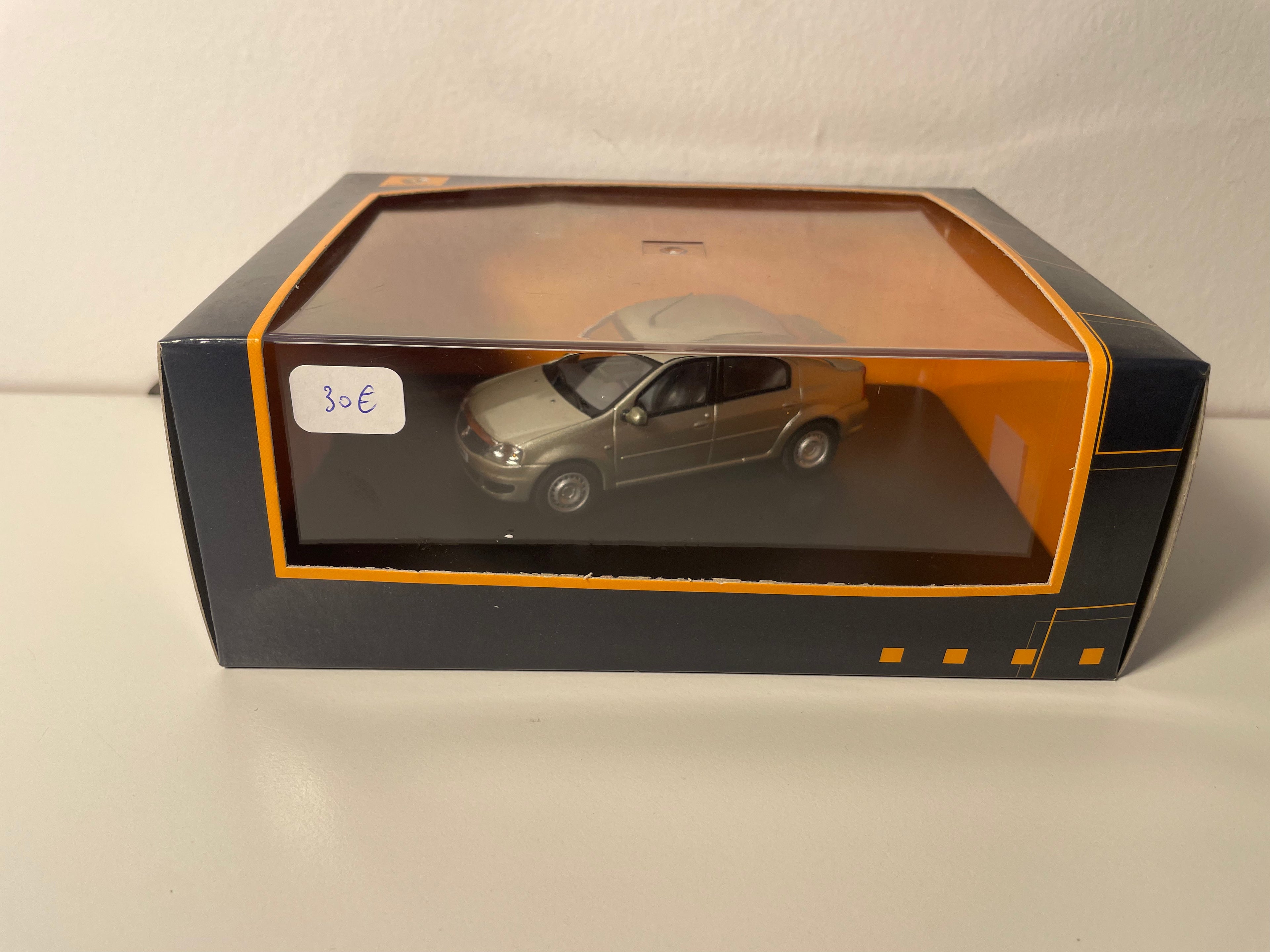 Renault Logan basalt aus 2008 - ELIGOR (rechteckig Këscht)