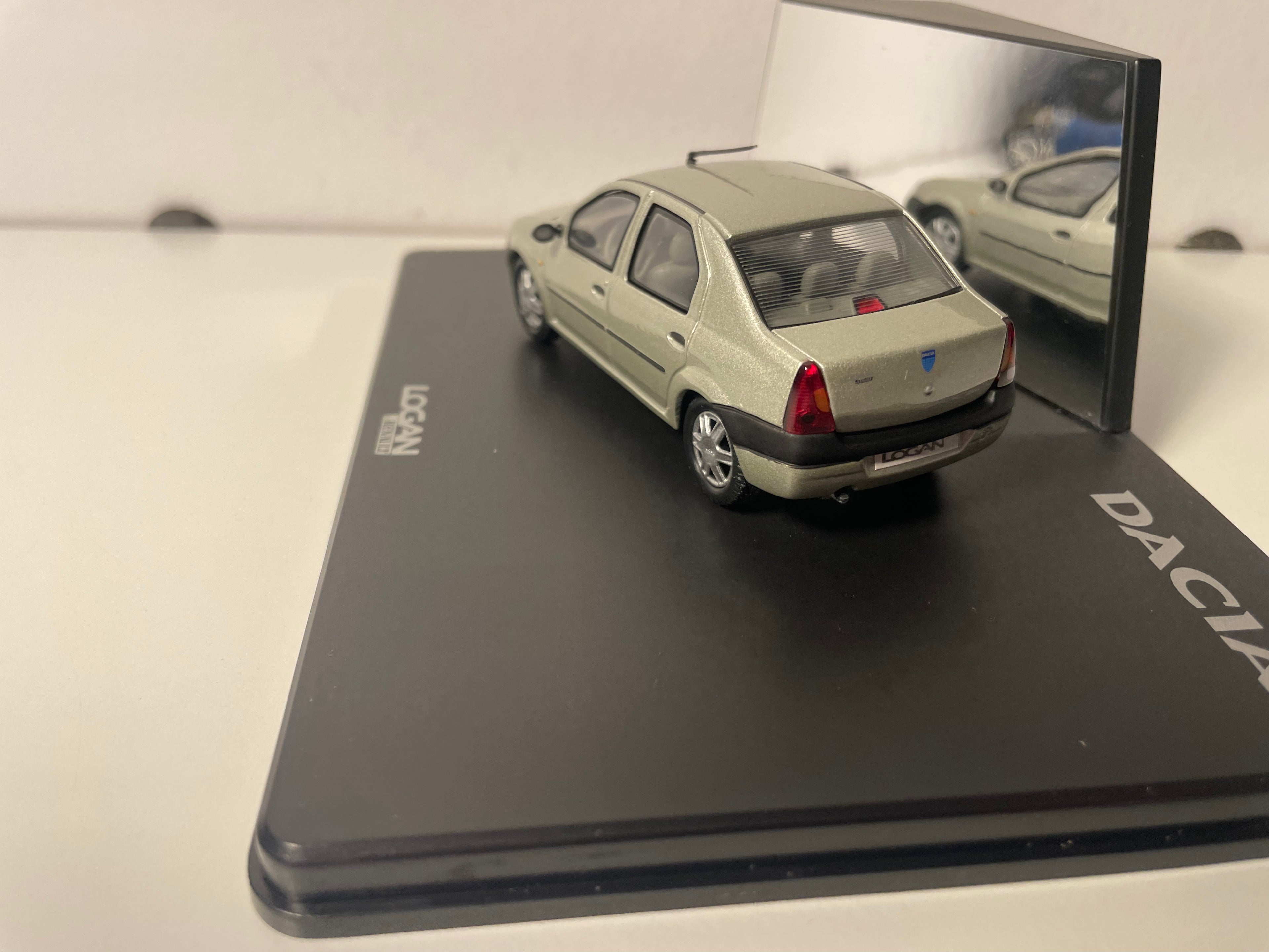 Renault Logan marron clair? - ELIGOR (coffret boite rectangle)