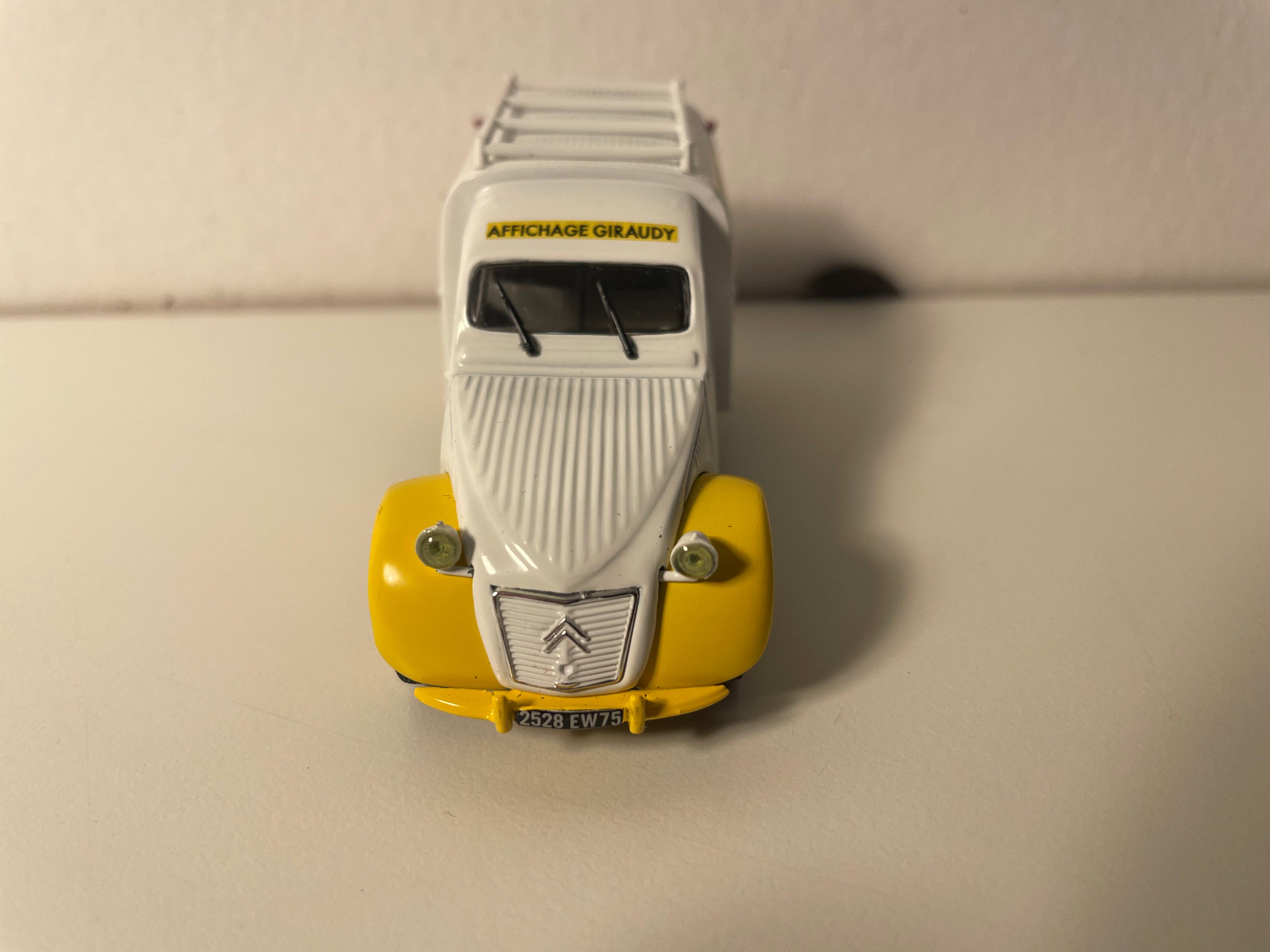 Citroën 2 CV AZU Weiß GIRAUDY Display - Norev (in Blister)