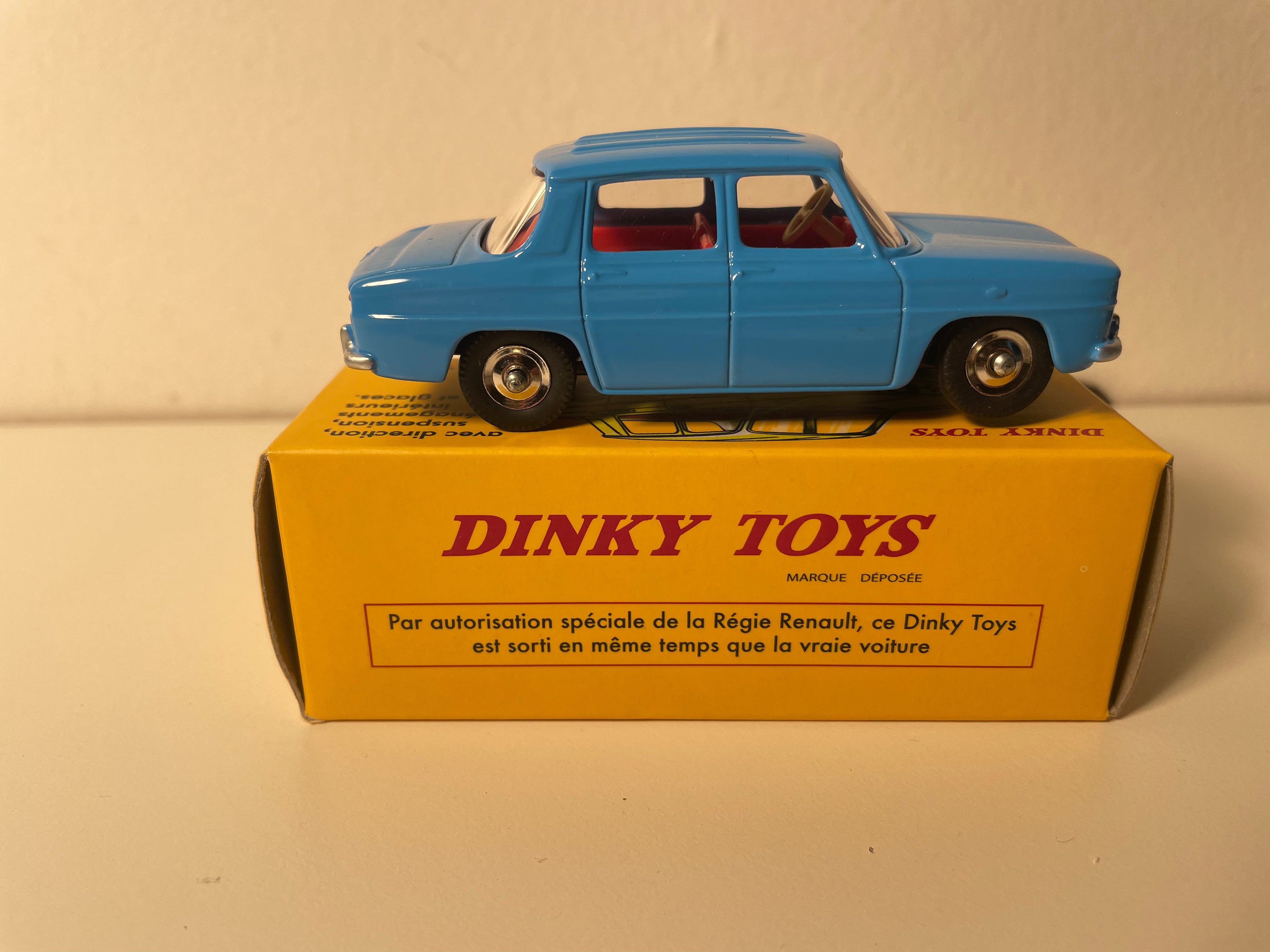 Niebieski Renault 8 Dinky-Toys (Editions Atlas)