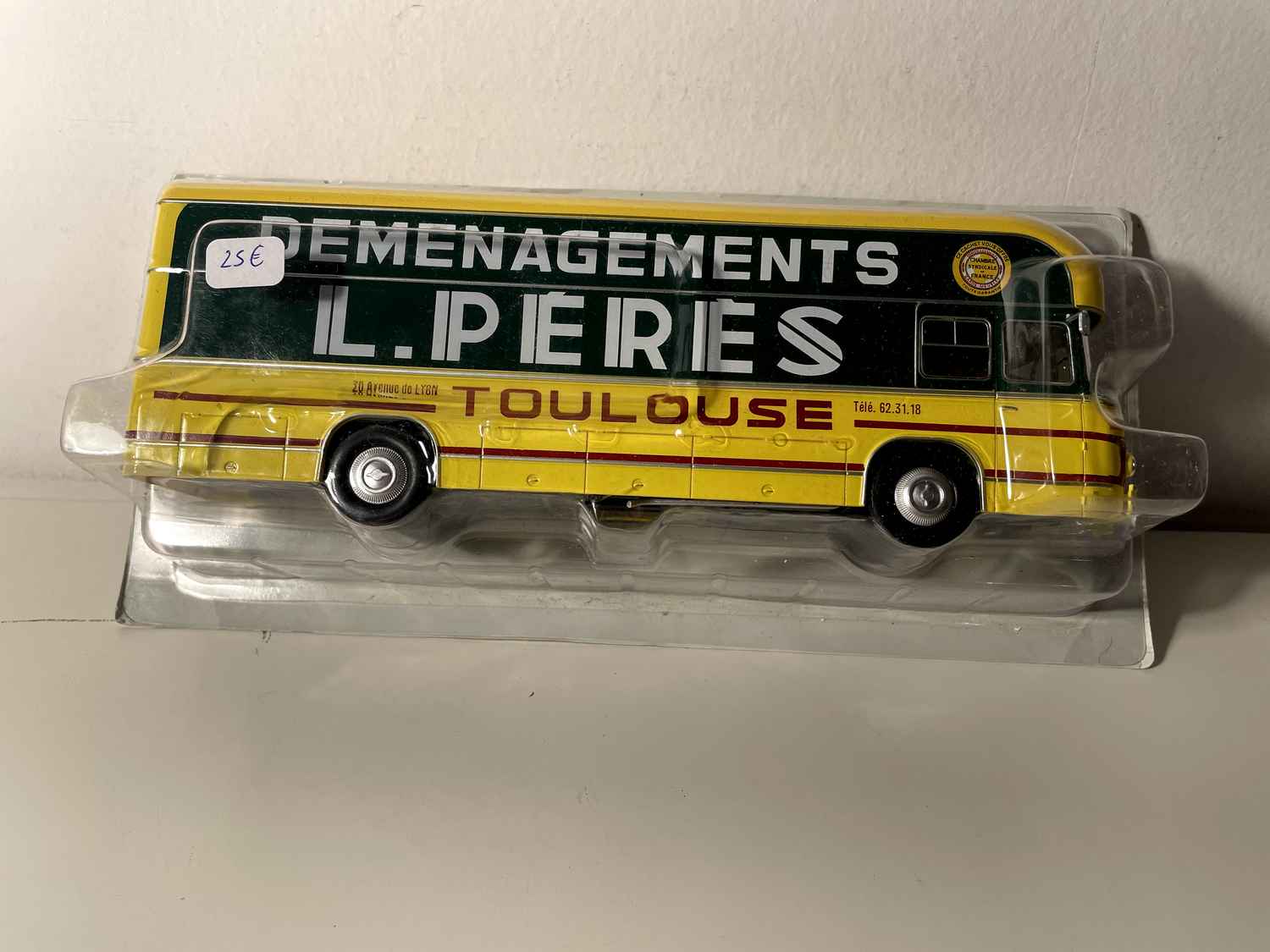 Camion Berliet PLR 8 MU jaune et vert carrosserie Dubos camion de déménagements L. PERES (Toulouse) - collection Hachette