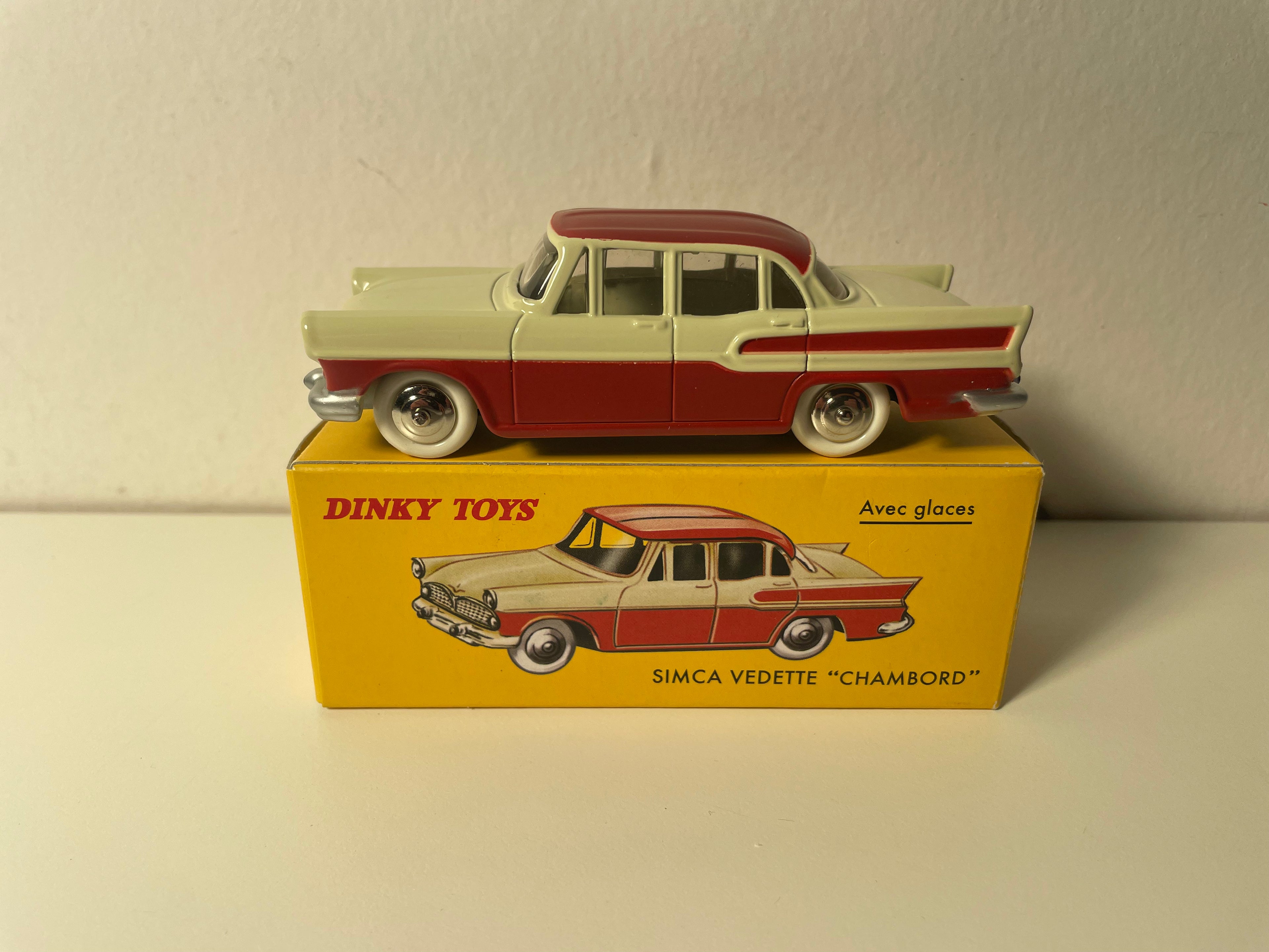 Simca Chambord beżowy i czerwony Dinky-Toys (Editions Atlas)