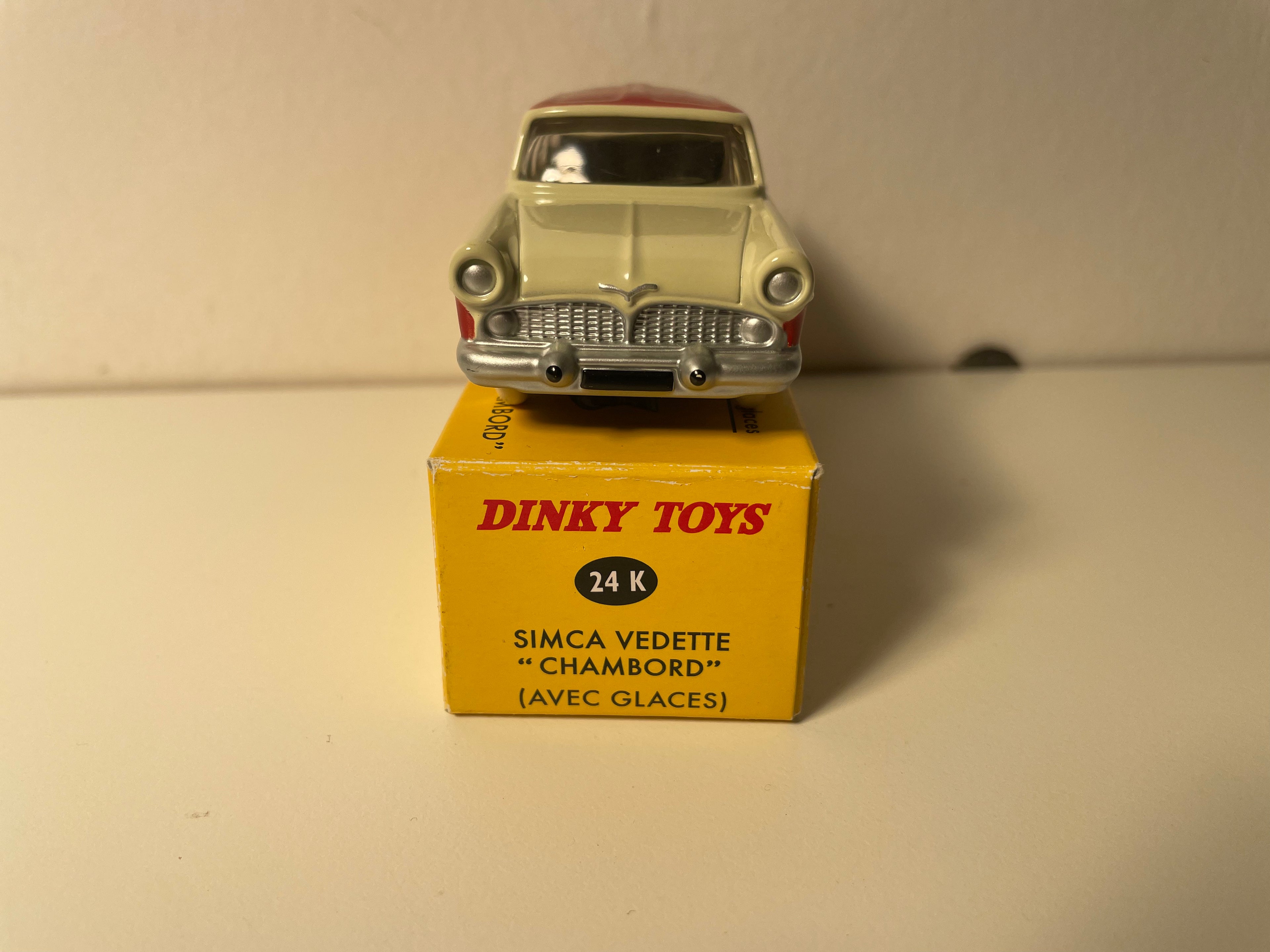Simca Chambord beżowy i czerwony Dinky-Toys (Editions Atlas)