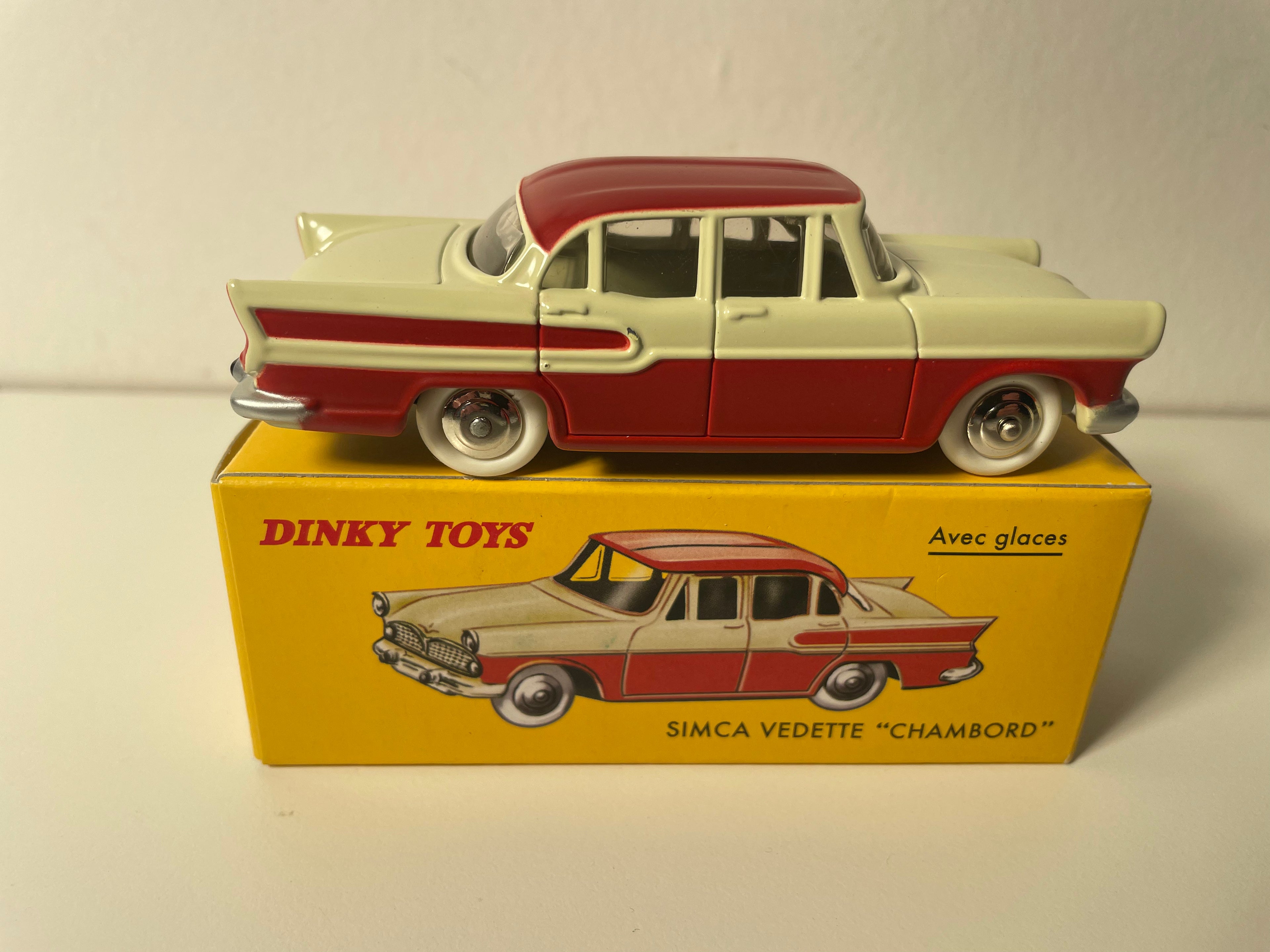 Simca Chambord beżowy i czerwony Dinky-Toys (Editions Atlas)