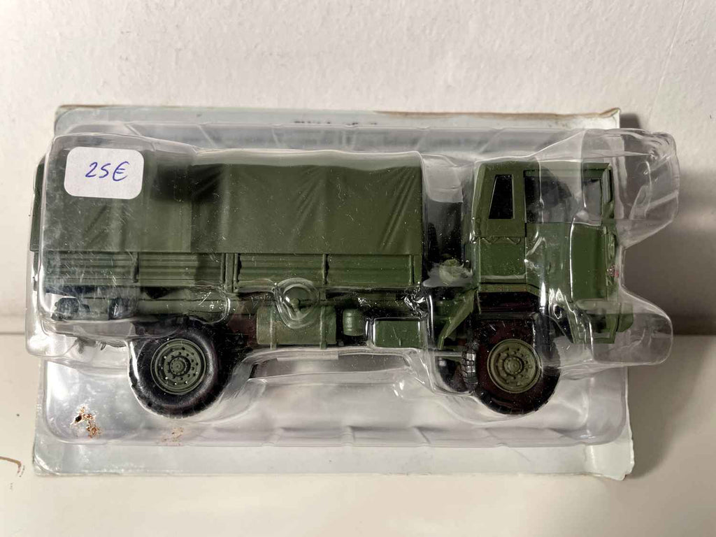Czołg wojskowy 4x4 z plandeką Berliet GBD ciemnozielony - Wydanie Hachette Collections / producent miniatur: IXO