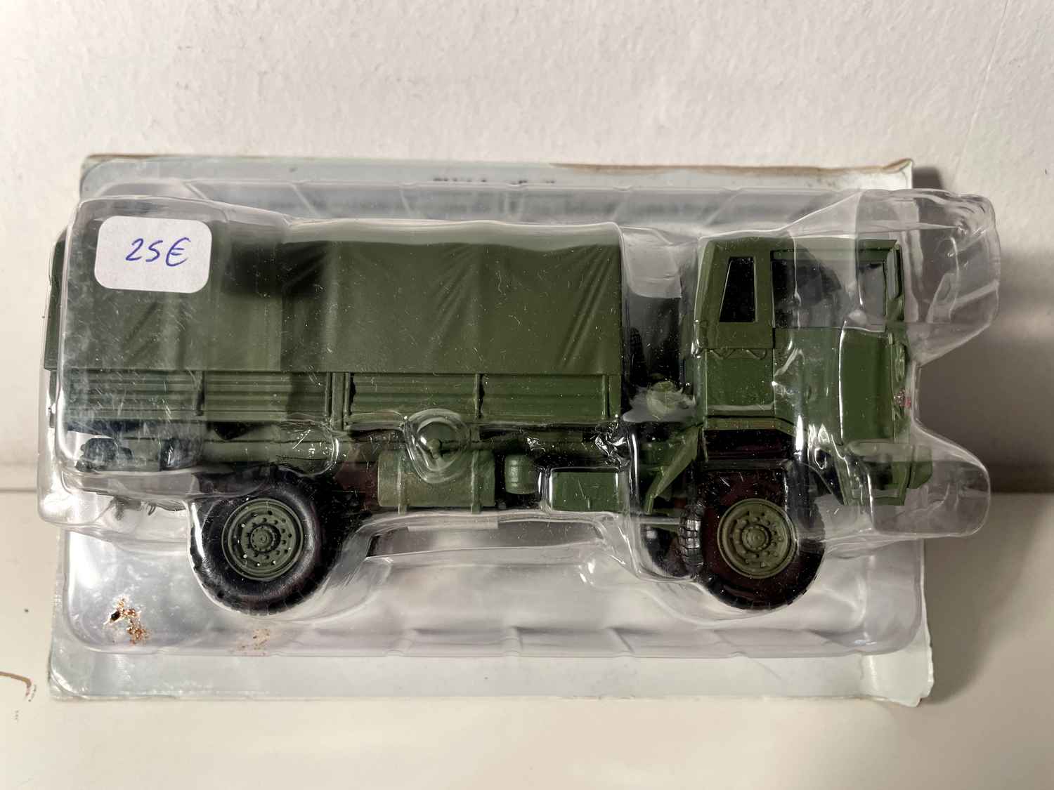 Czołg wojskowy 4x4 z plandeką Berliet GBD ciemnozielony - Wydanie Hachette Collections / producent miniatur: IXO