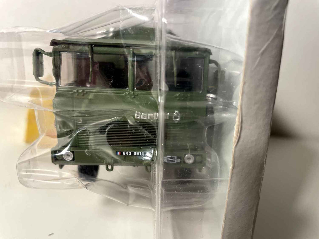Czołg wojskowy 4x4 z plandeką Berliet GBD ciemnozielony - Wydanie Hachette Collections / producent miniatur: IXO