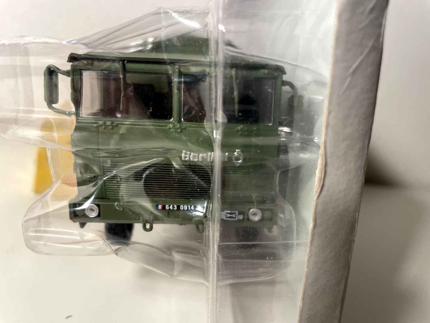 Czołg wojskowy 4x4 z plandeką Berliet GBD ciemnozielony - Wydanie Hachette Collections / producent miniatur: IXO