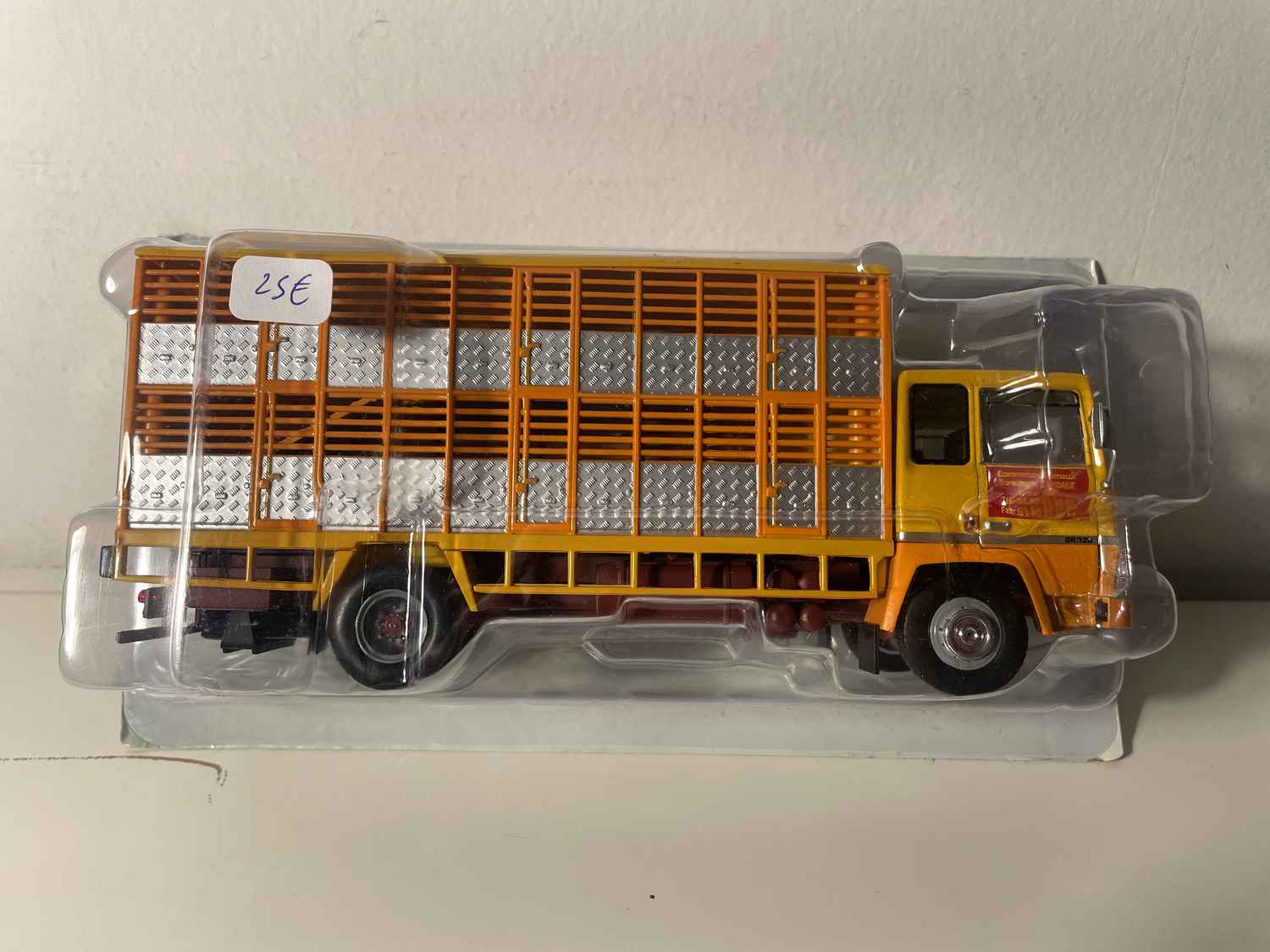 Camion Berliet GR 320 Bétaillère orange et grise transports de bestiaux - collection Hachette