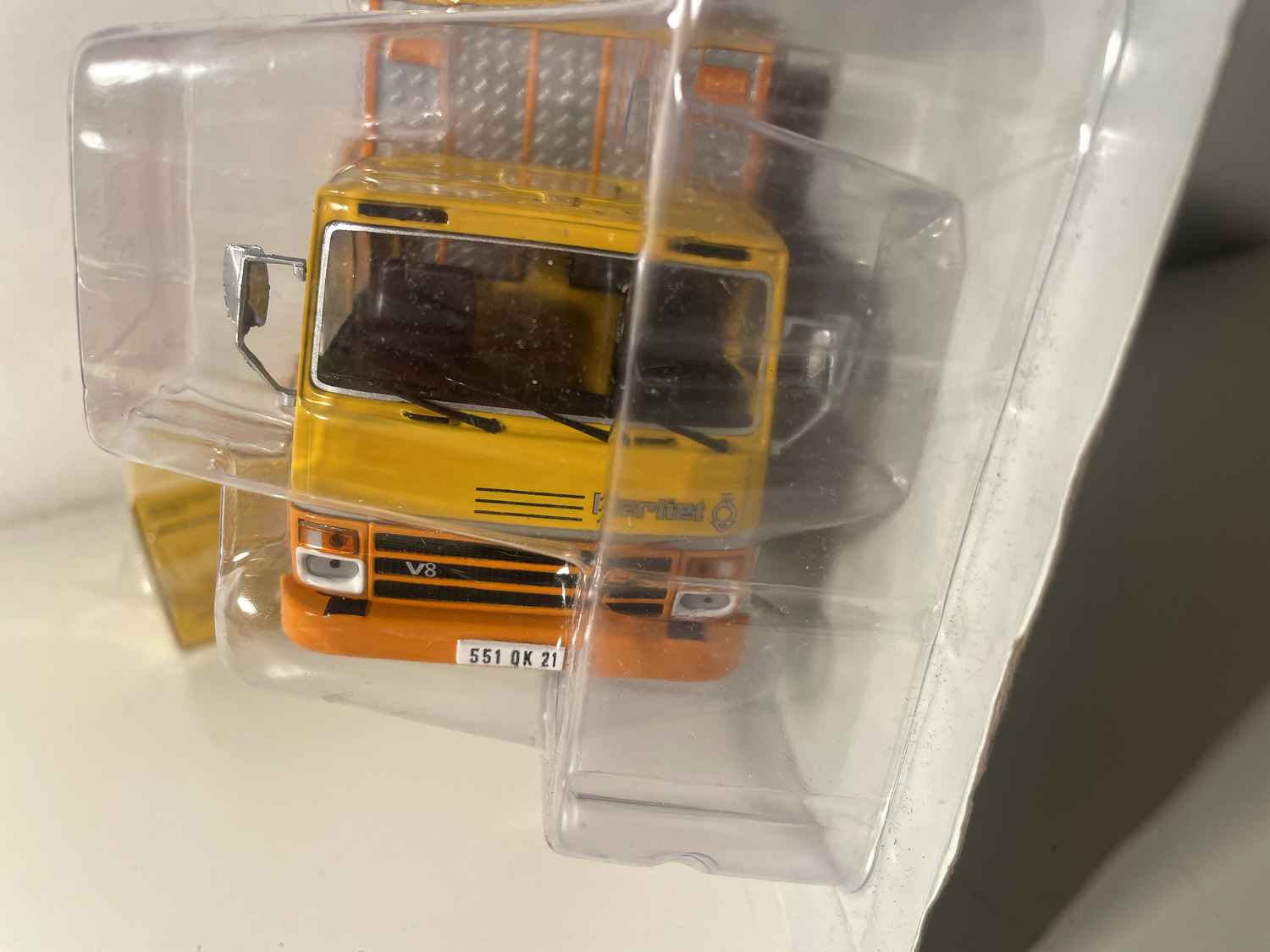 Camion Berliet GR 320 Bétaillère orange et grise transports de bestiaux - collection Hachette