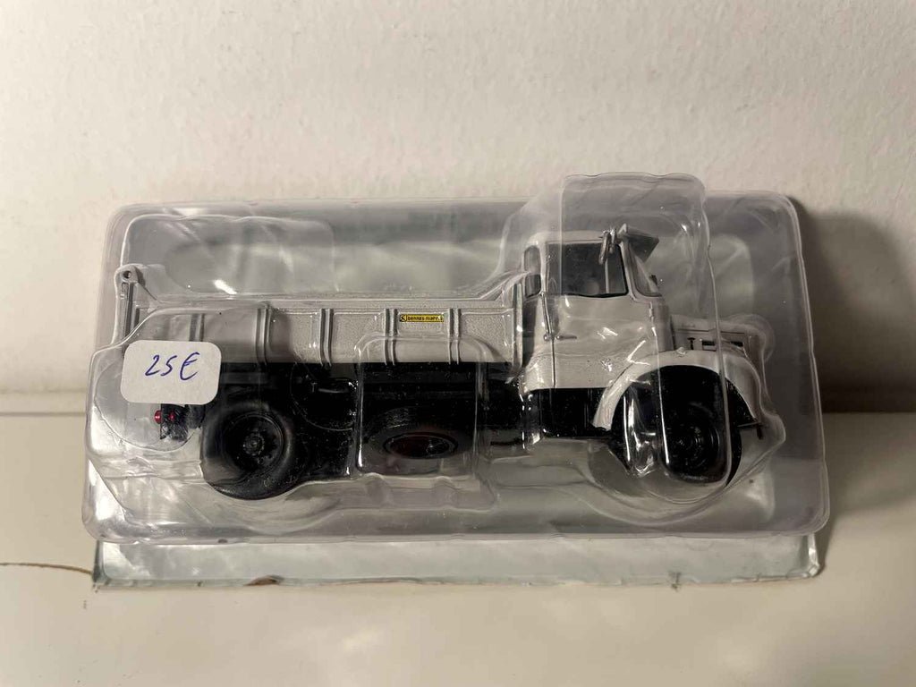 Camión de caja gris Berliet L 62 M3 - colección Hachette