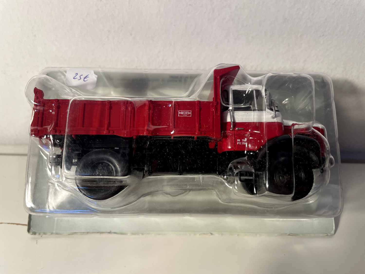 Camion benne Berliet GLR 8 M3 rouge et blanc - Collection Hachette