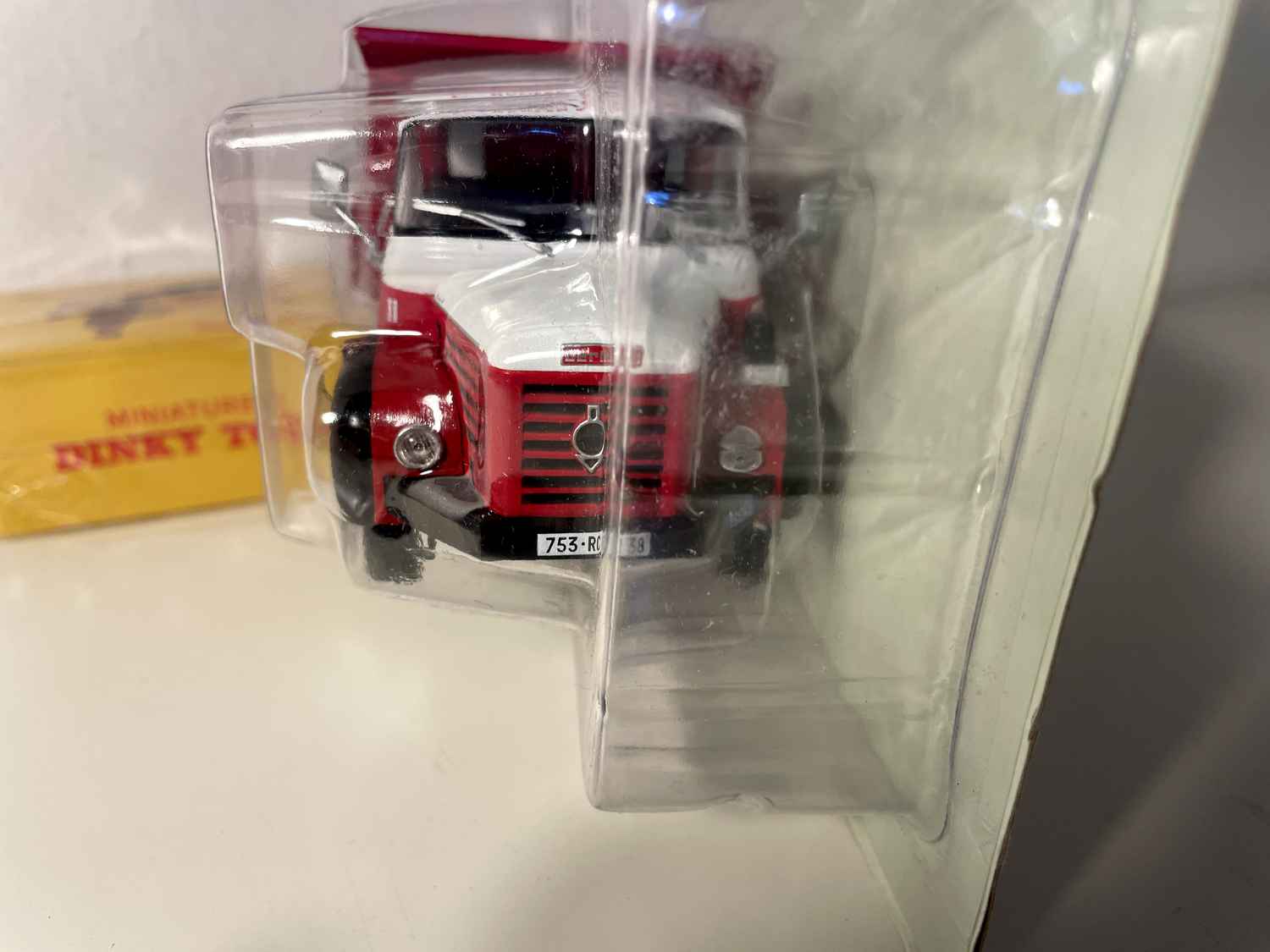 Camion benne Berliet GLR 8 M3 rouge et blanc - Collection Hachette