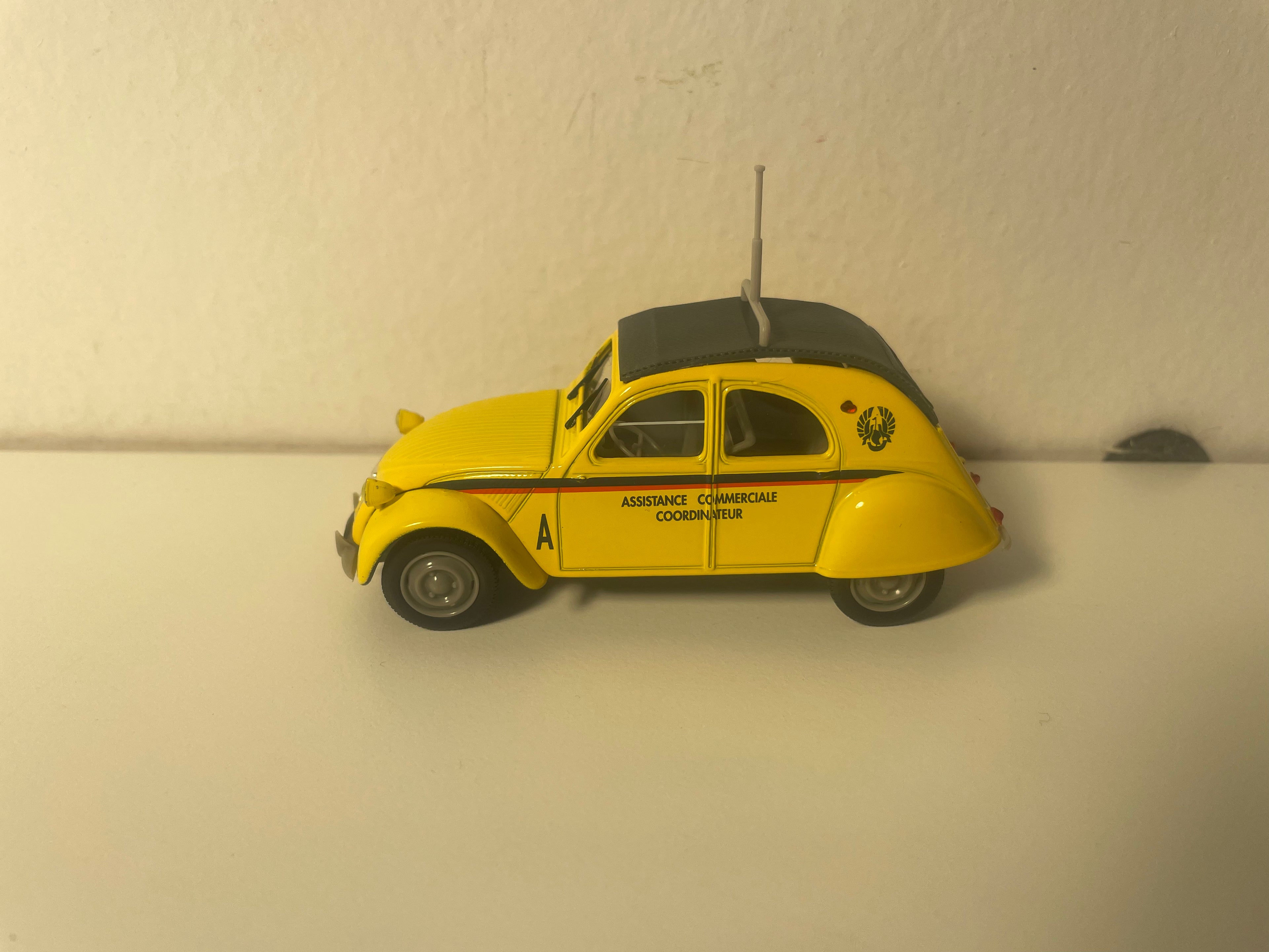 Citroën 2 CV AZLP gelb mit blauen und roten Streifen KOMMERZIELLE ASSISTENZ KOORDINATOR - Norev (in Blister)
