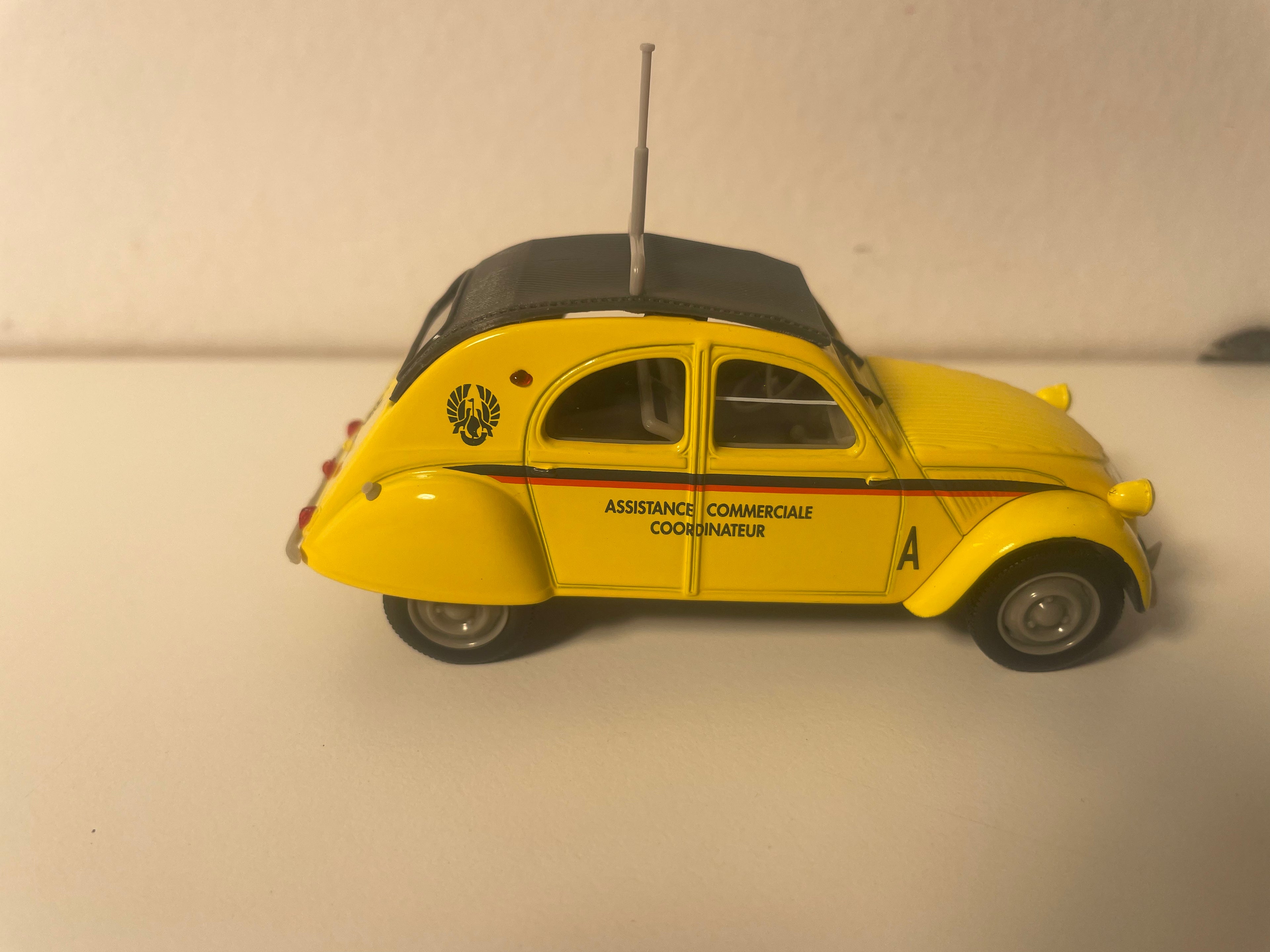 Citroën 2 CV AZLP gelb mit blauen und roten Streifen KOMMERZIELLE ASSISTENZ KOORDINATOR - Norev (in Blister)