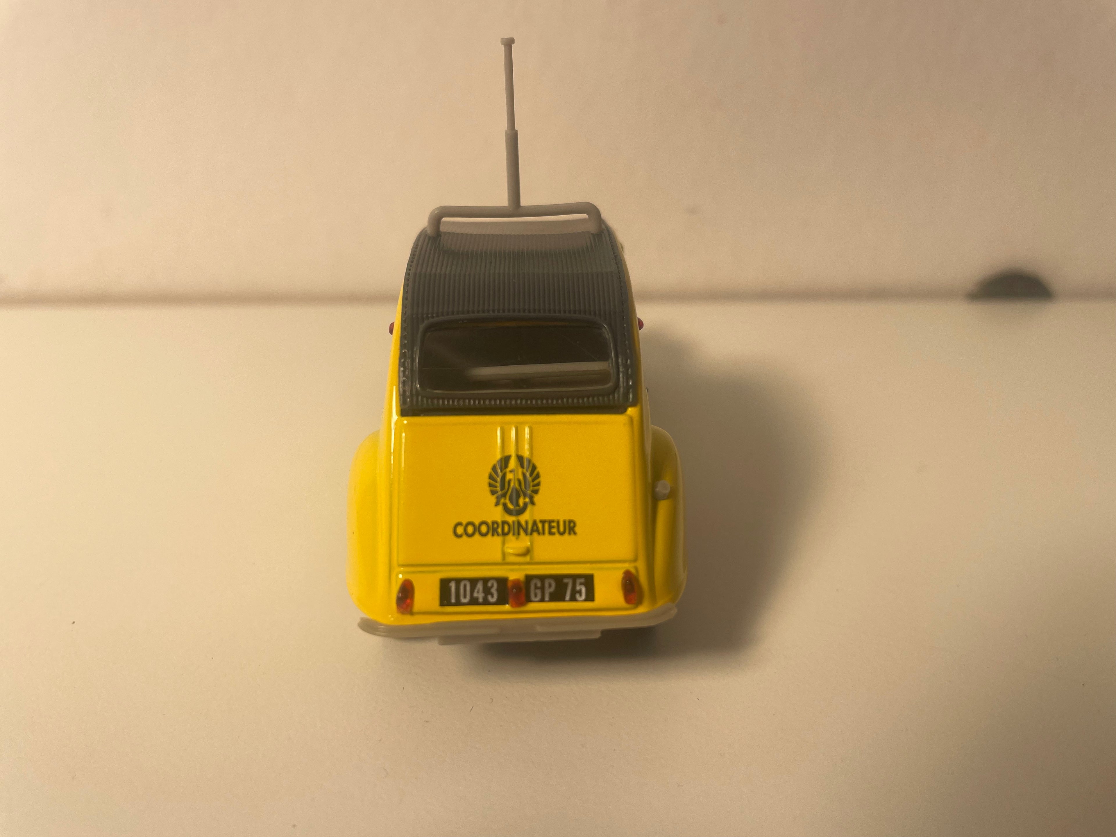 Citroën 2 CV AZLP gelb mit blauen und roten Streifen KOMMERZIELLE ASSISTENZ KOORDINATOR - Norev (in Blister)
