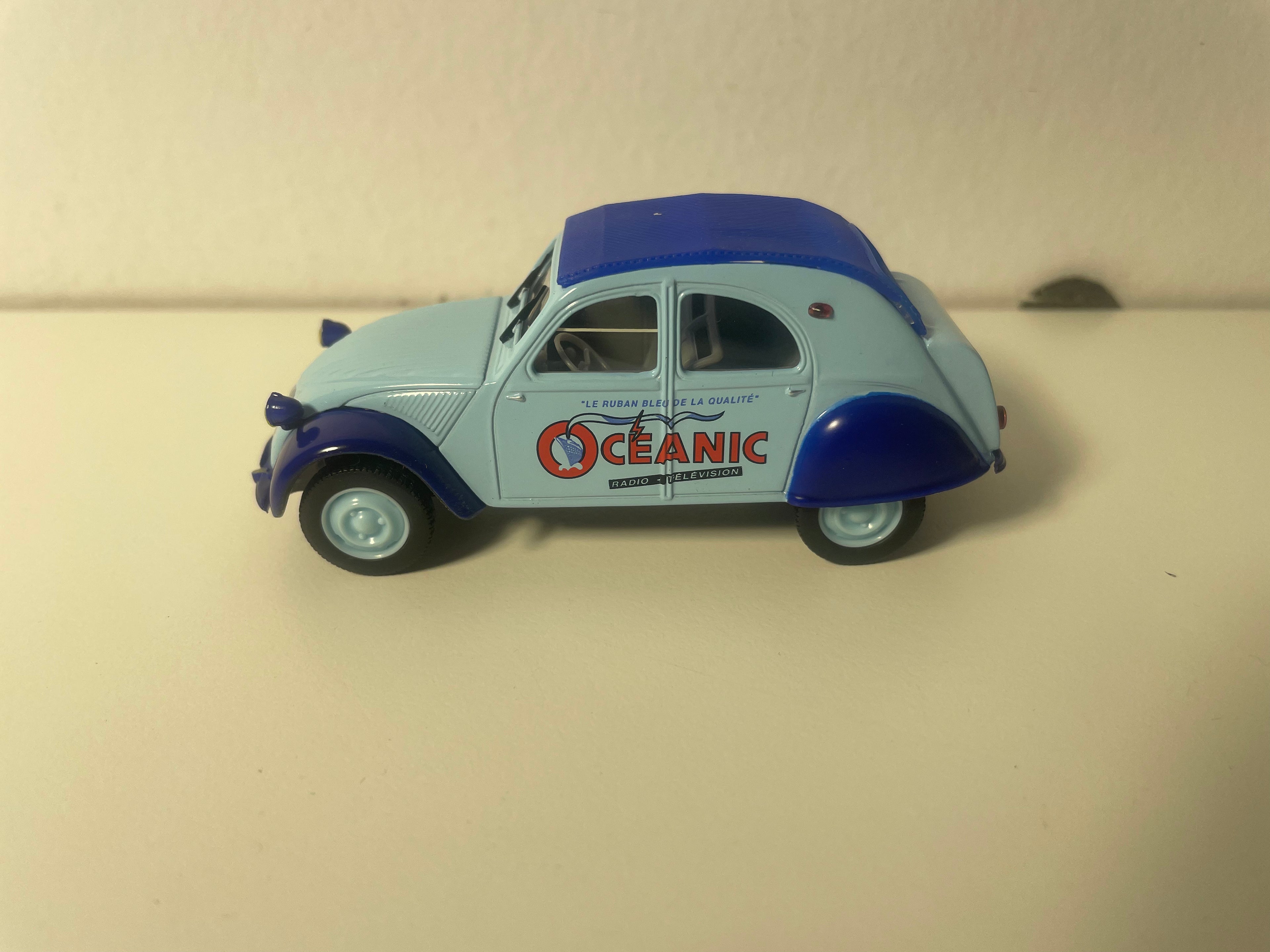 Citroën 2 CV AZ bleue et bleue avec publicité OCEANIC radio - télévision - Norev (sous blister)