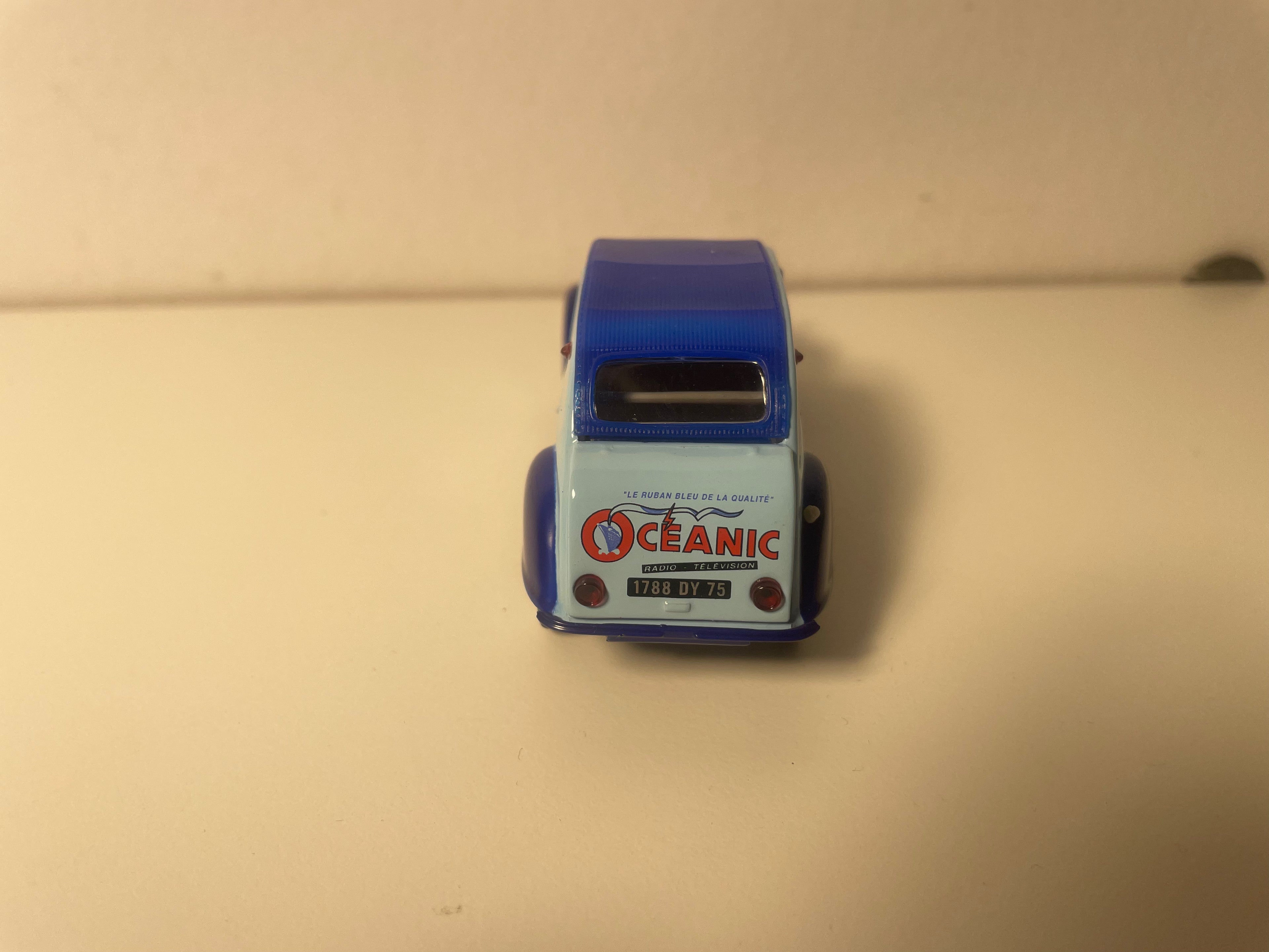 Citroën 2 CV AZ bleue et bleue avec publicité OCEANIC radio - télévision - Norev (sous blister)