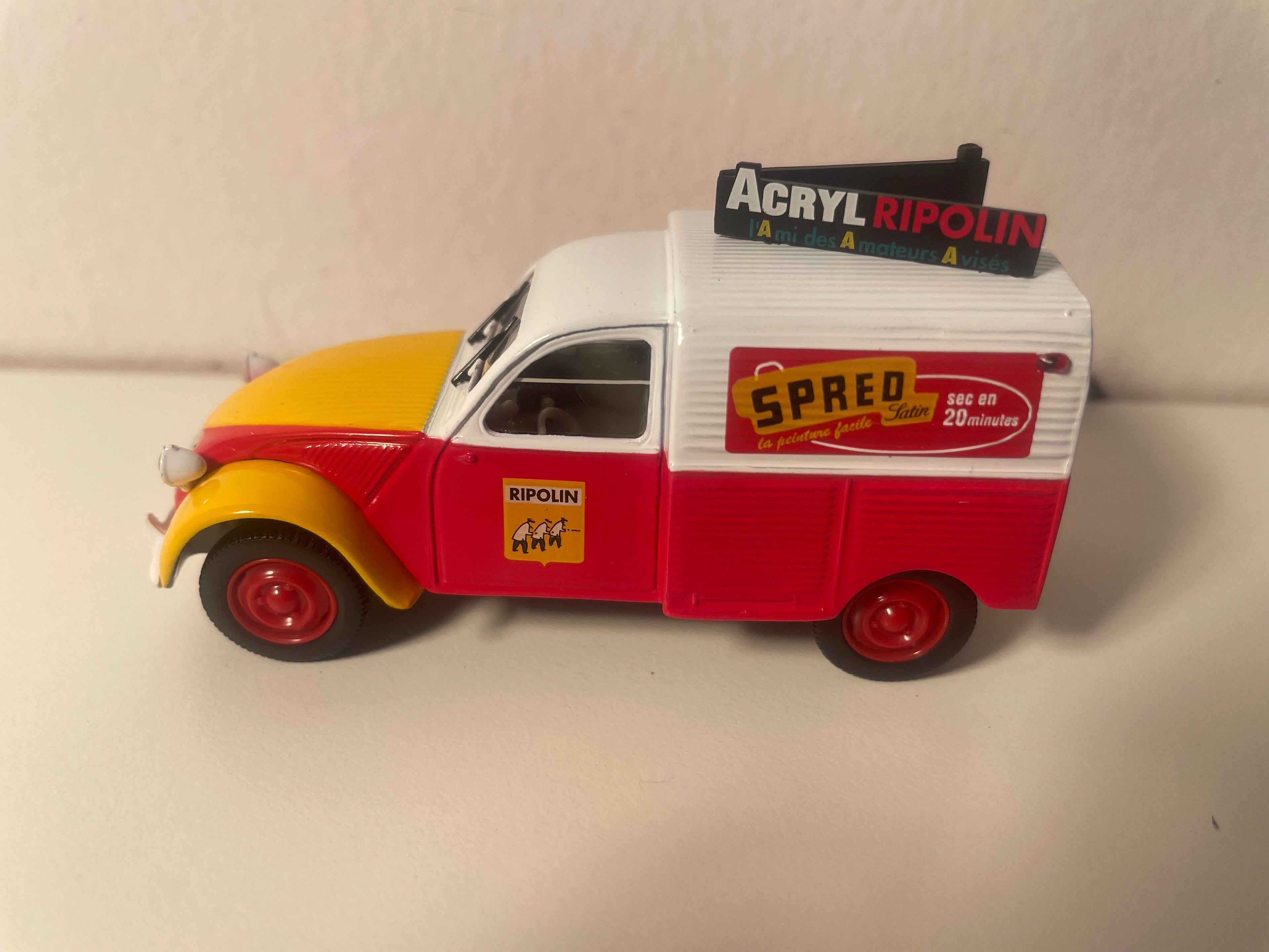 Citroën 2 CV AZU fourgonnette rouge et blanche RIPOLIN - Norev (sous blister)