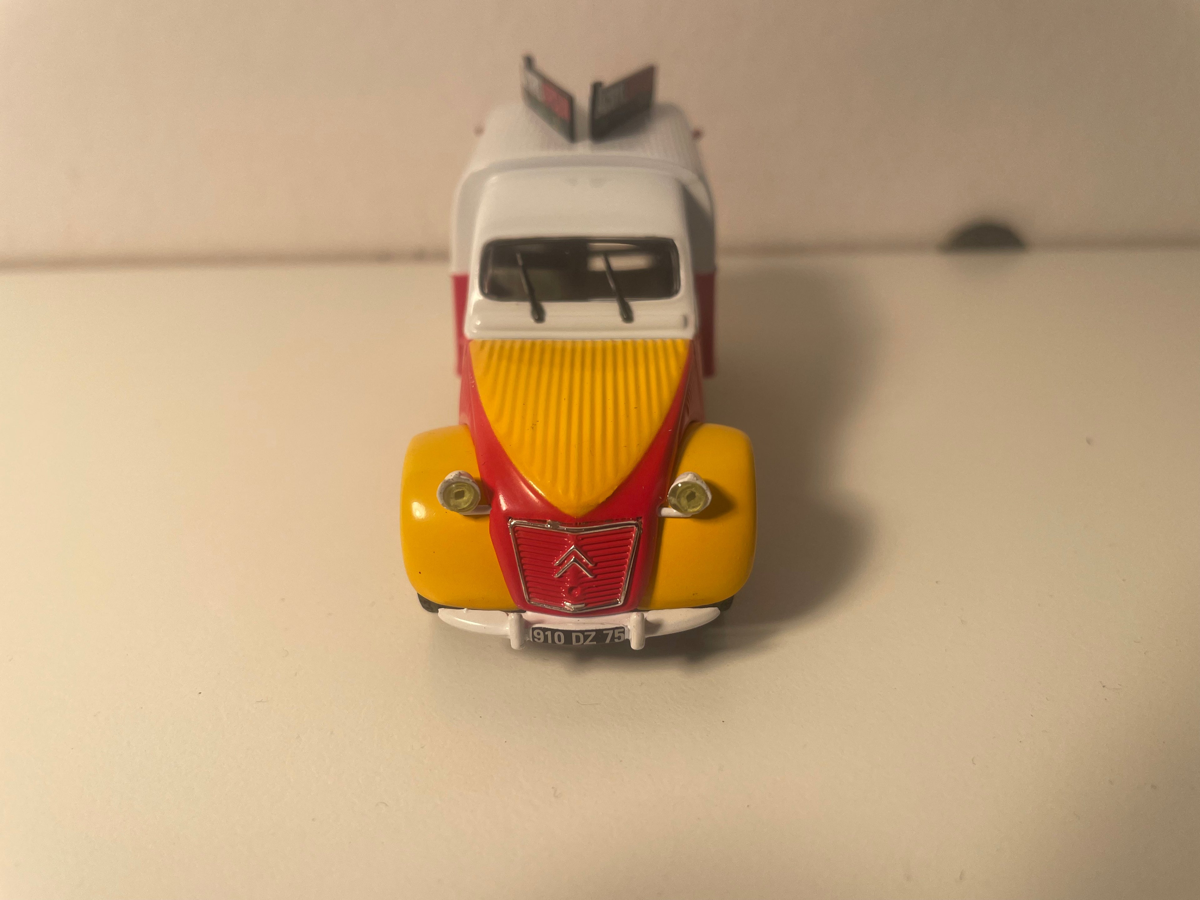 Citroën 2 CV AZU fourgonnette rouge et blanche RIPOLIN - Norev (sous blister)