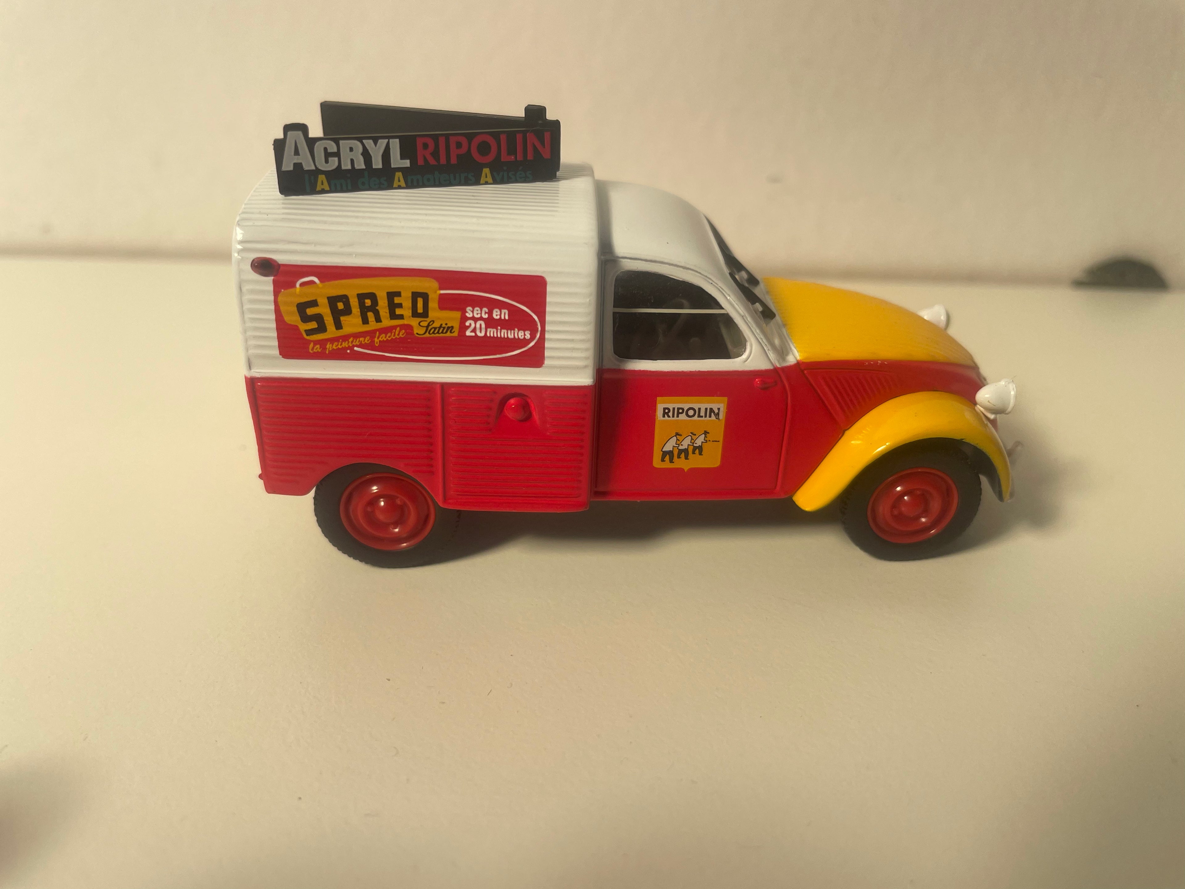 Citroën 2 CV AZU fourgonnette rouge et blanche RIPOLIN - Norev (sous blister)