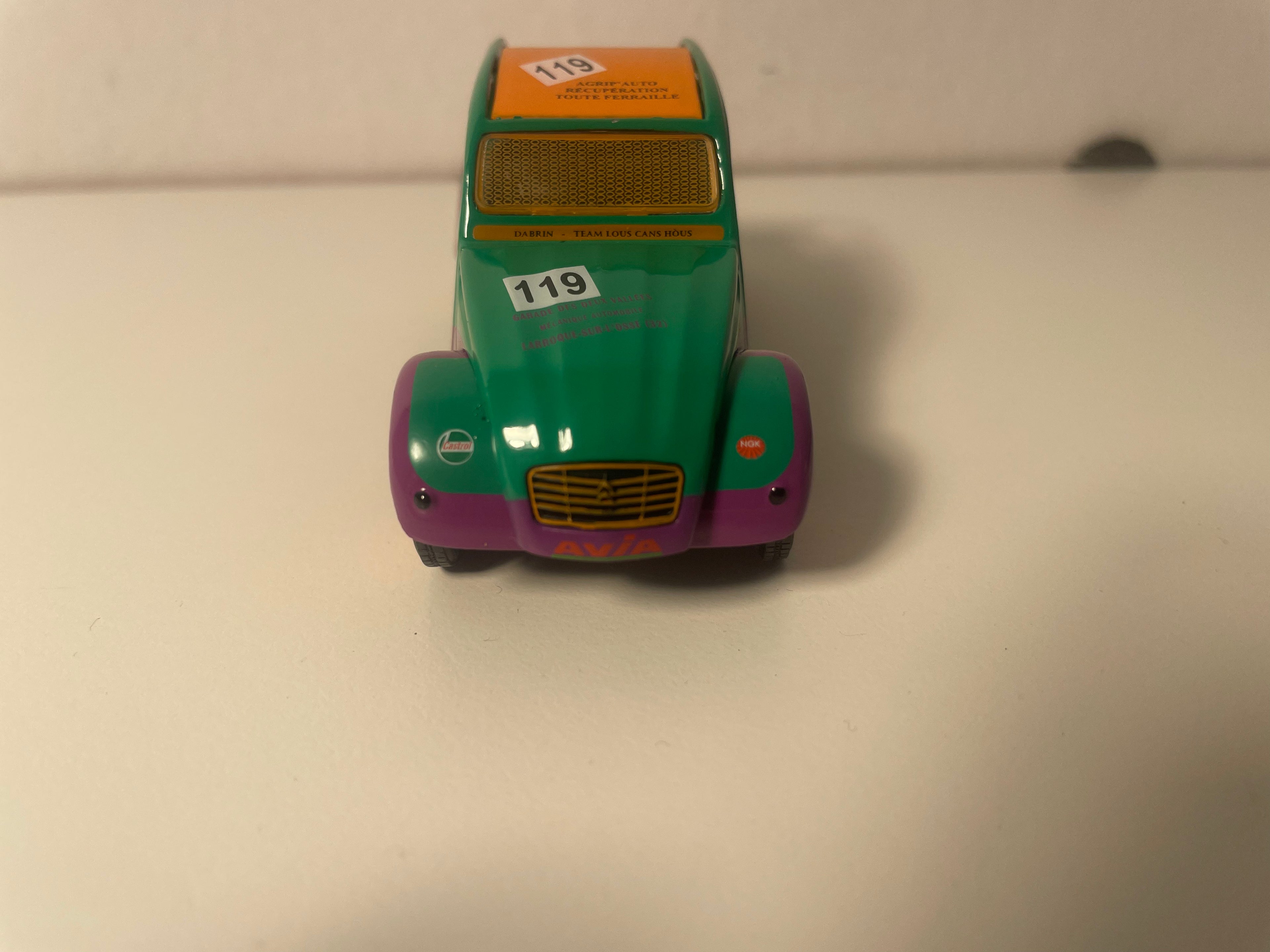 Citroën 2 CV verte et violette avec le numéro 119 - Eligor (sous blister)