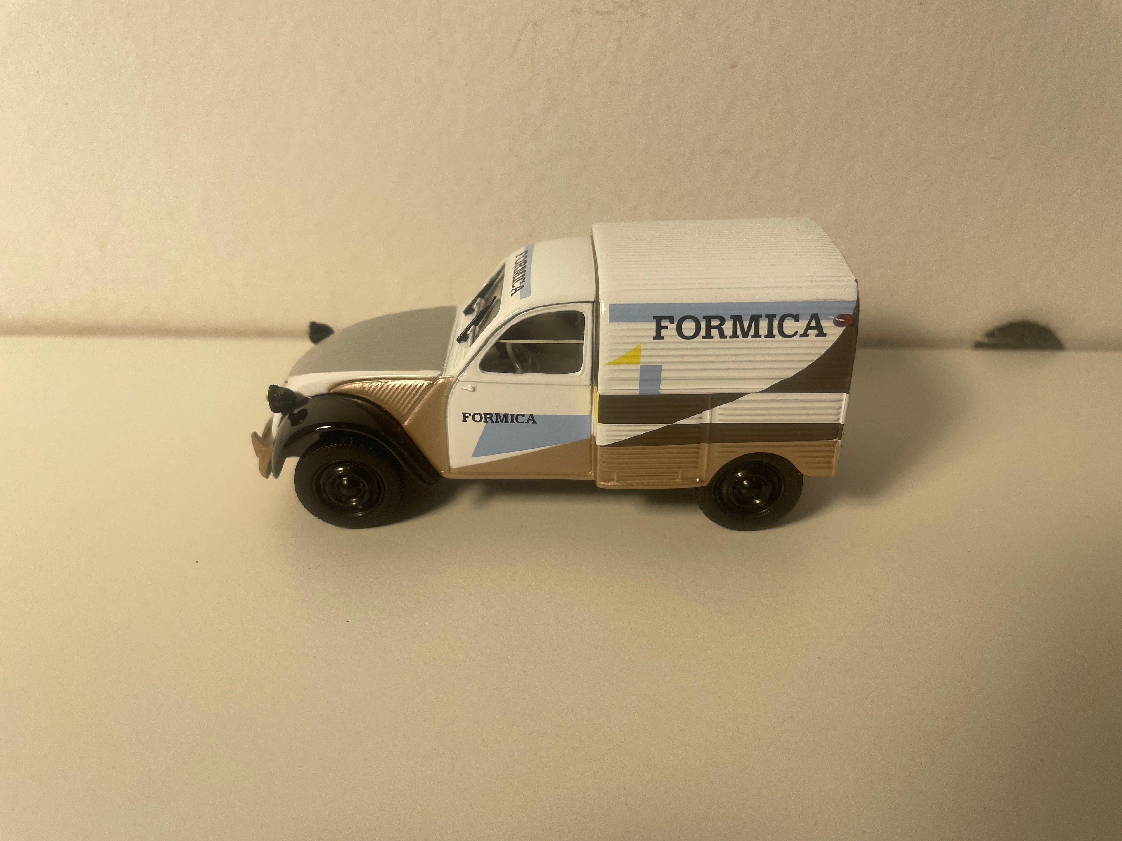 Citroën 2 CV AZU fourgonnette marron, blanche et bleue FORMICA - Norev (sous blister)