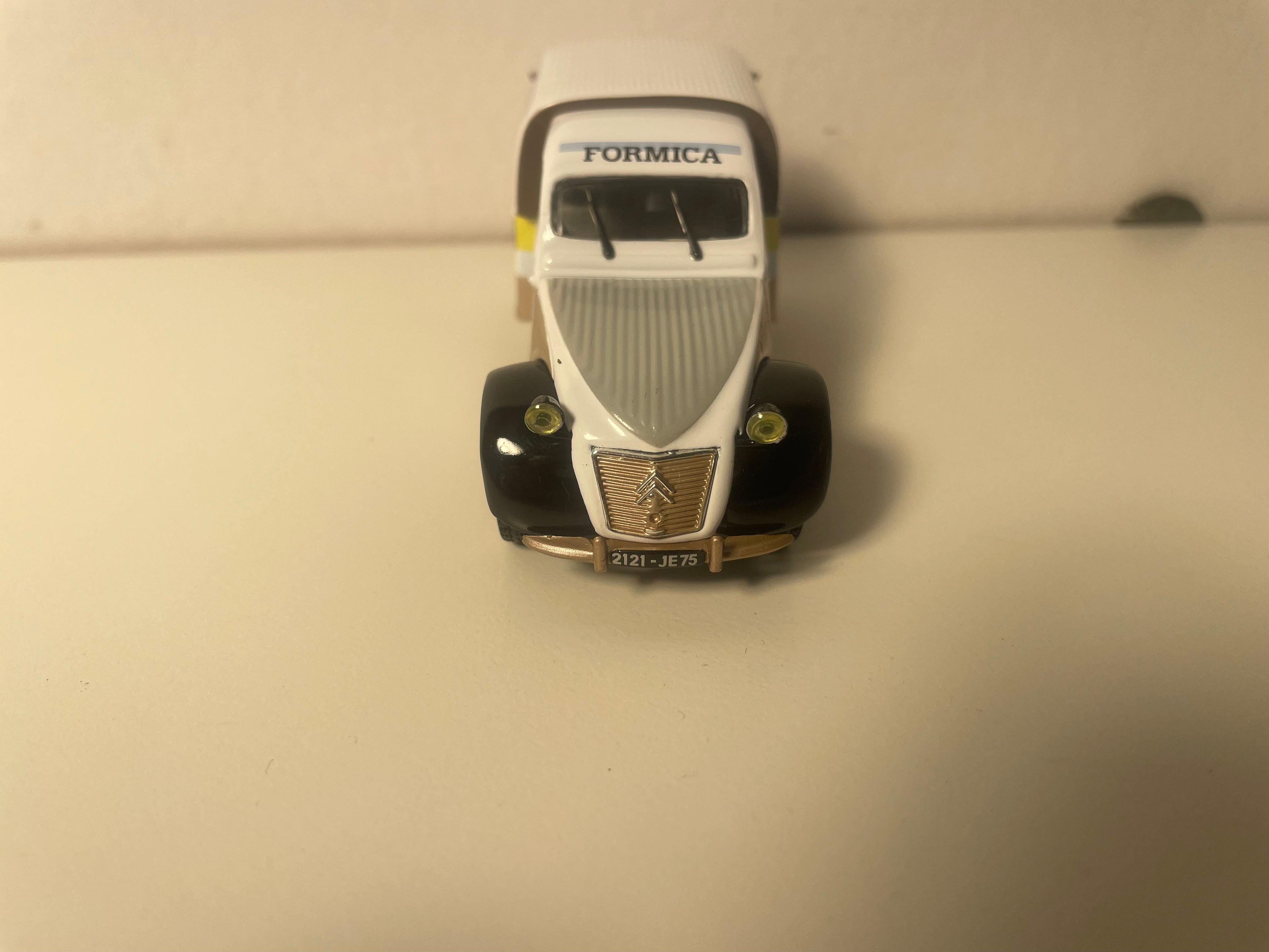 Citroën 2 CV AZU fourgonnette marron, blanche et bleue FORMICA - Norev (sous blister)