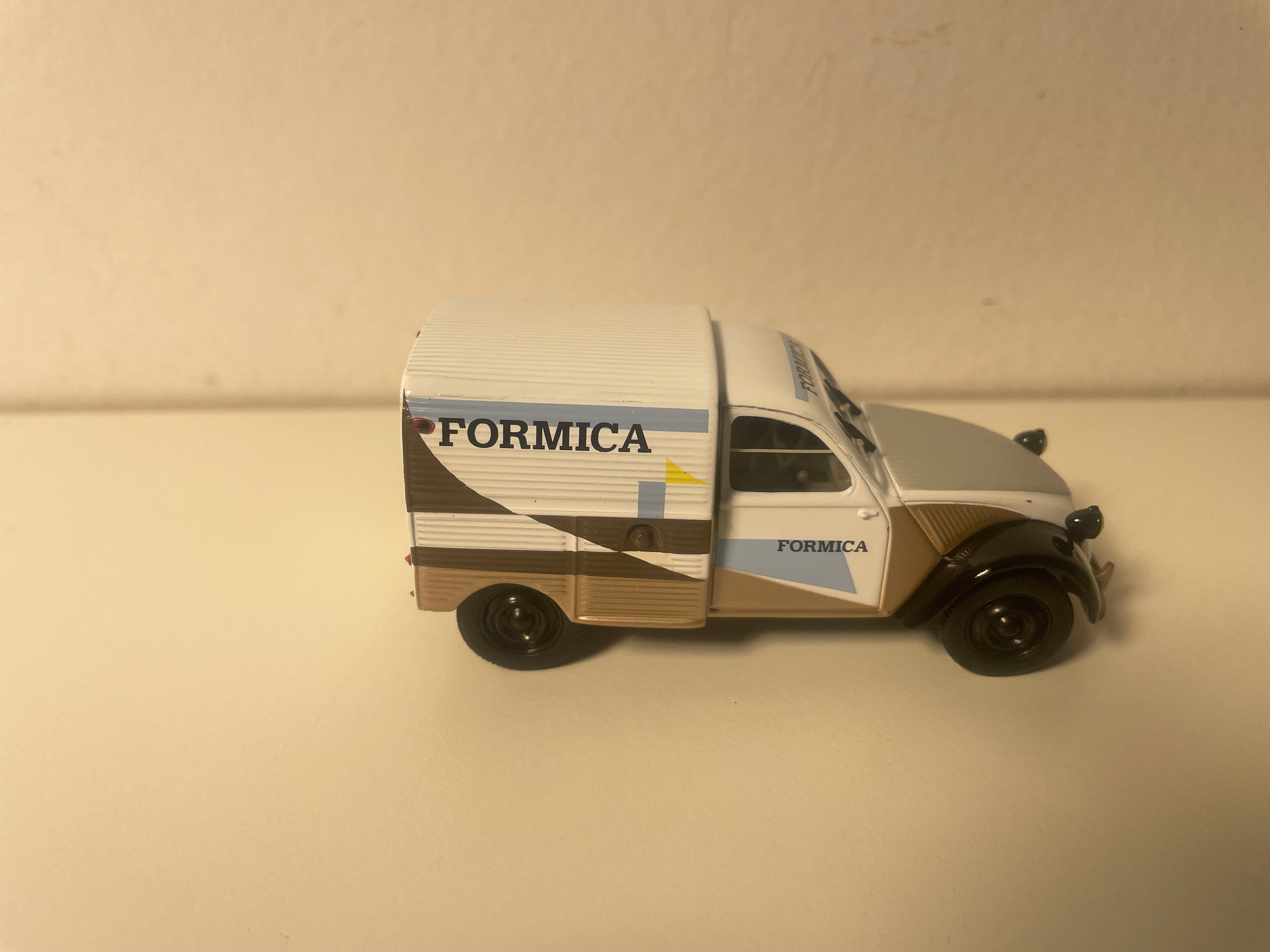 Citroën 2 CV AZU fourgonnette marron, blanche et bleue FORMICA - Norev (sous blister)