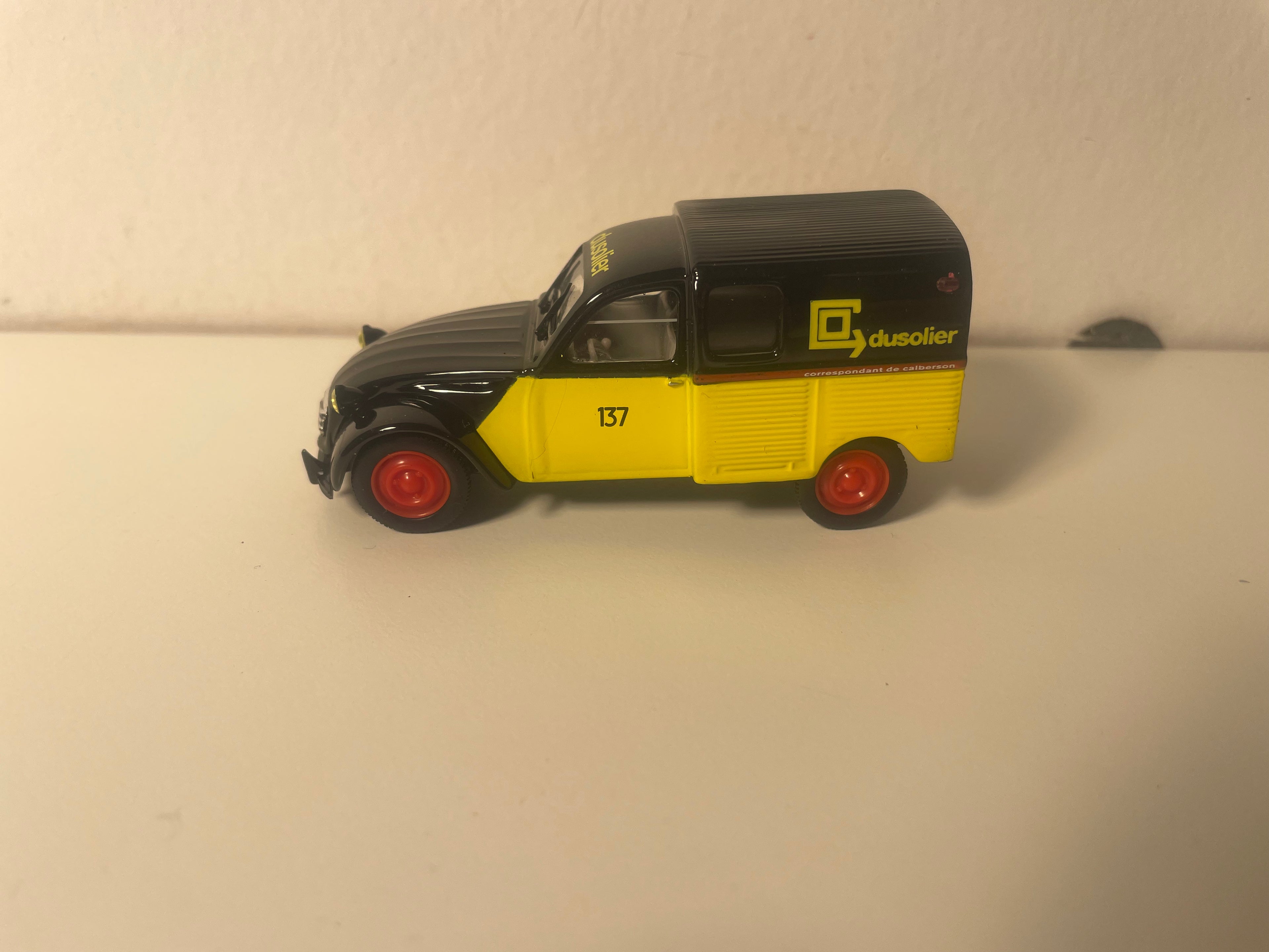 Citroën 2 CV AZU fourgonnette jaune et noire DUSOLIER - Norev (sous blister)