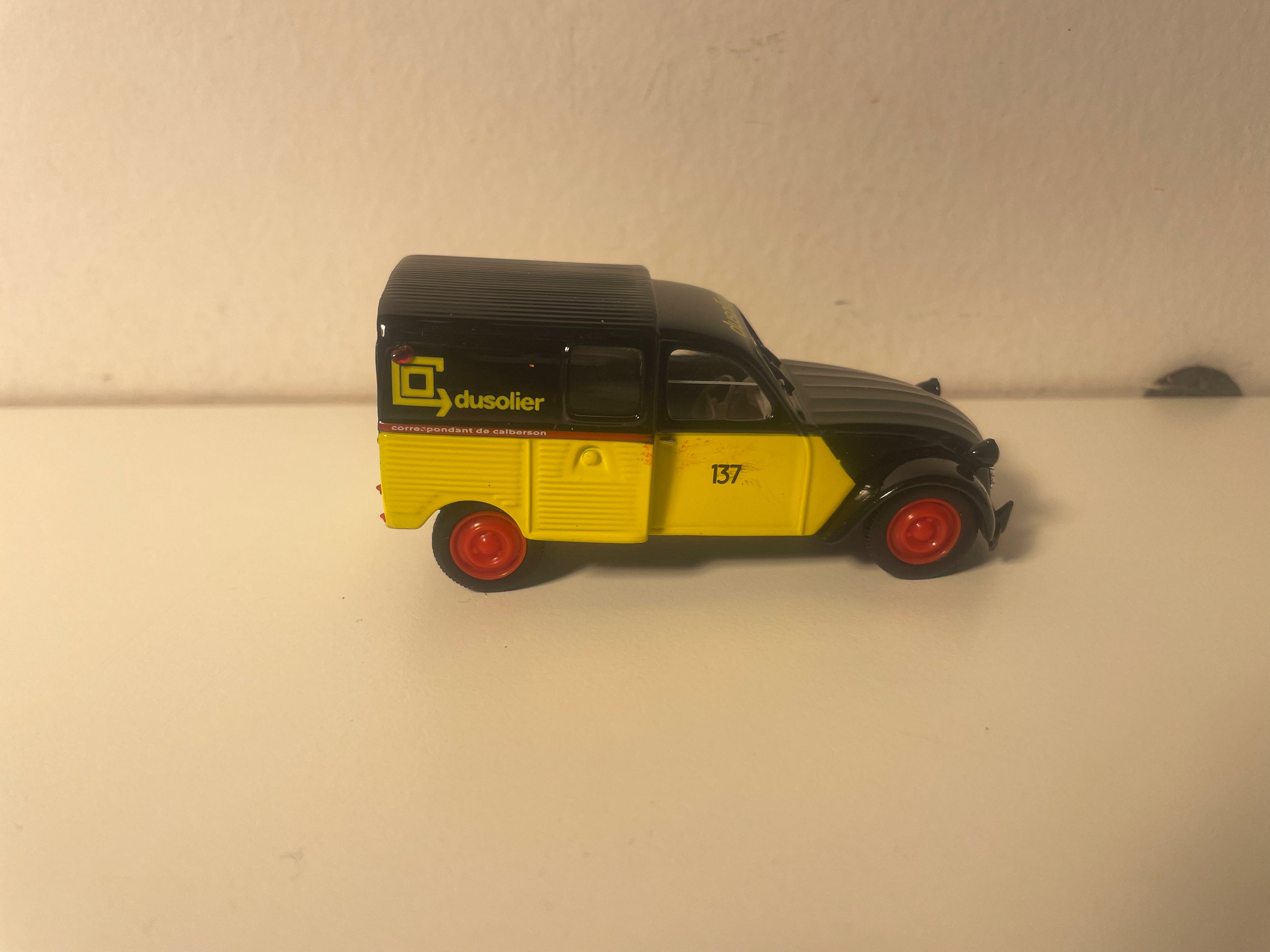 Citroën 2 CV AZU fourgonnette jaune et noire DUSOLIER - Norev (sous blister)
