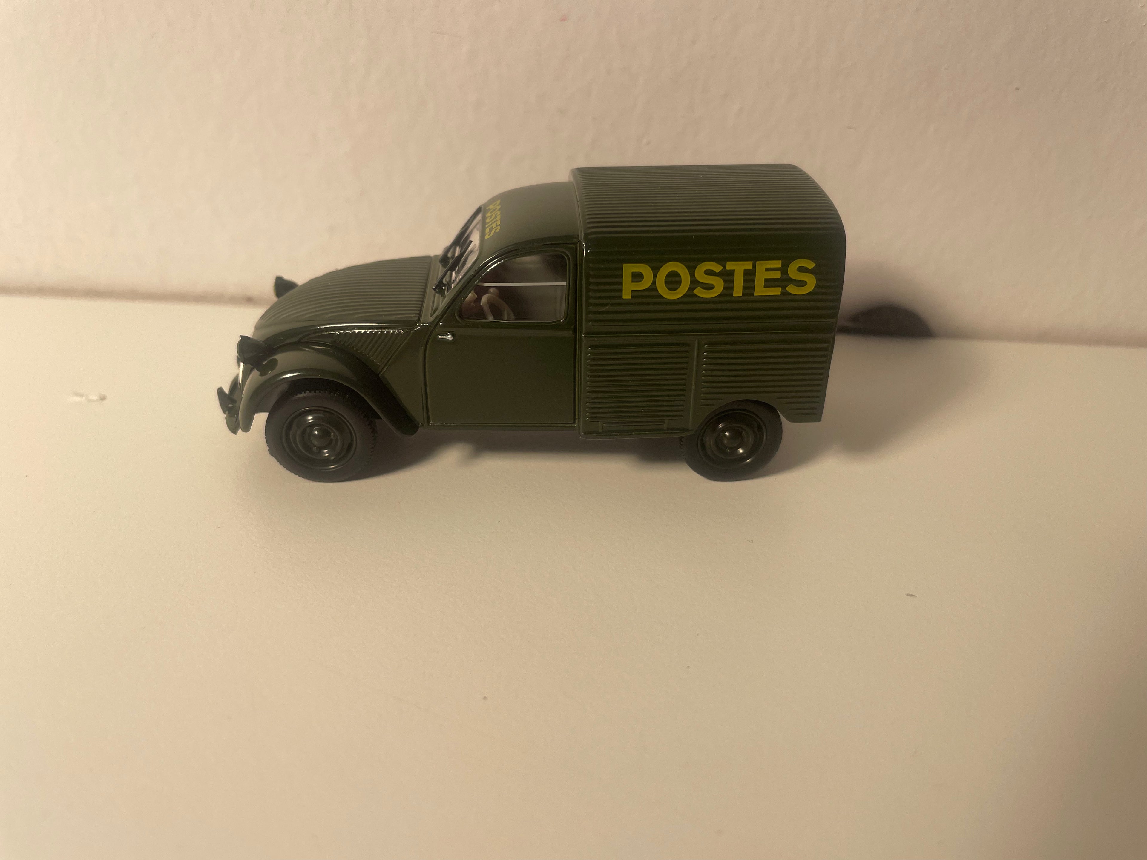 Citroën 2 CV AU fourgonnette verte foncée de la Poste - PTT - Norev (sous blister)