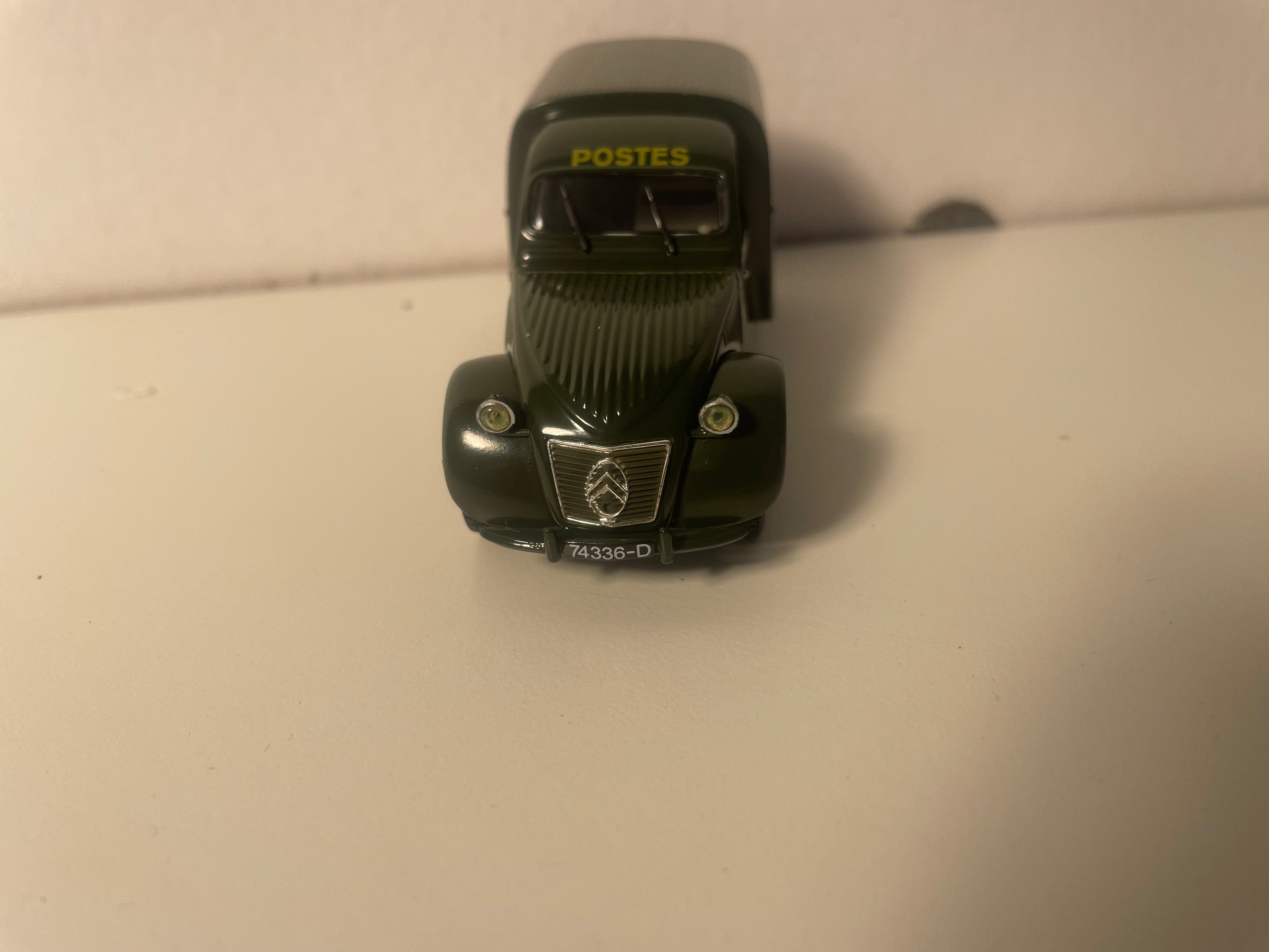 Citroën 2 CV AU fourgonnette verte foncée de la Poste - PTT - Norev (sous blister)