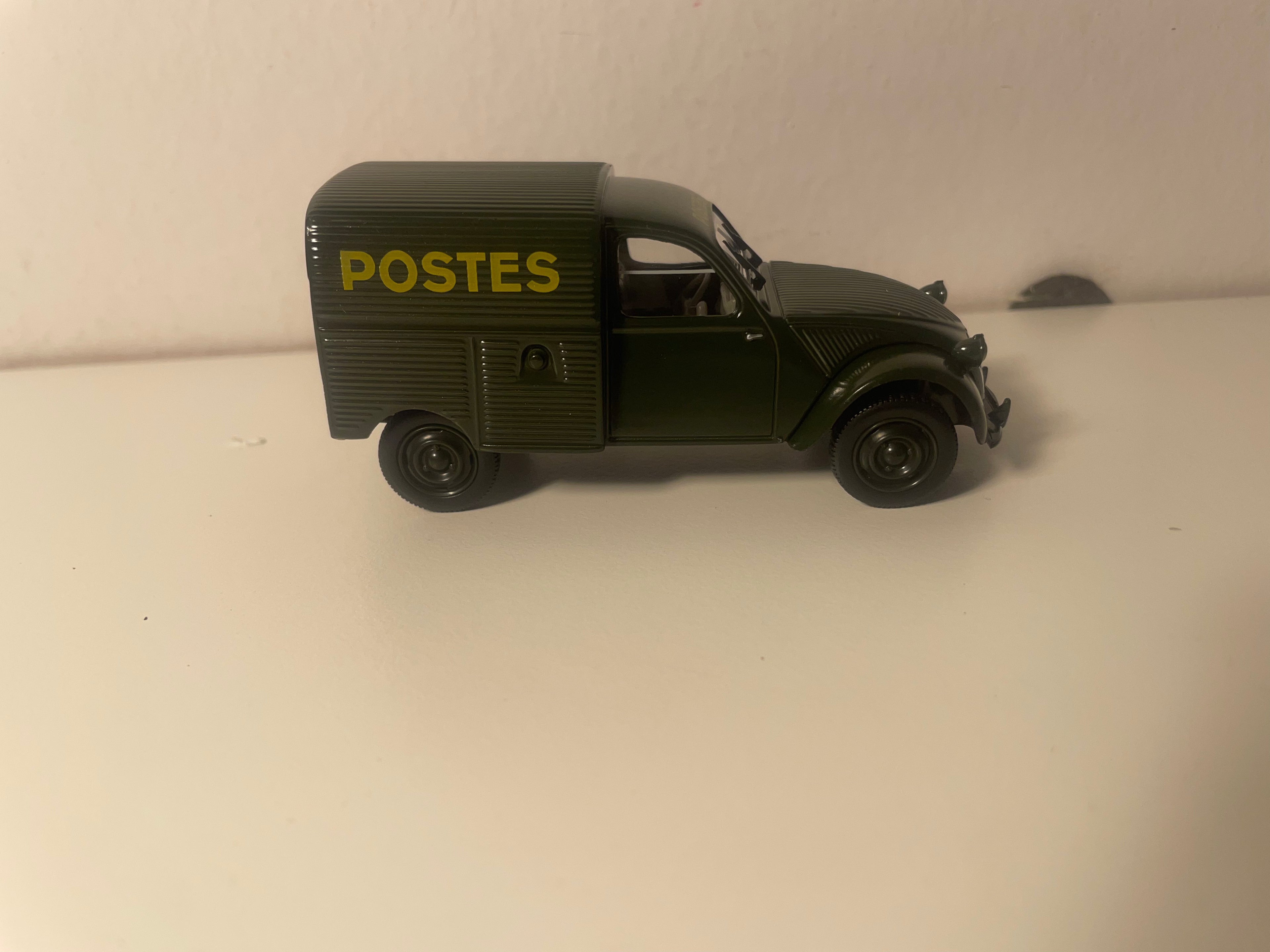 Citroën 2 CV AU fourgonnette verte foncée de la Poste - PTT - Norev (sous blister)