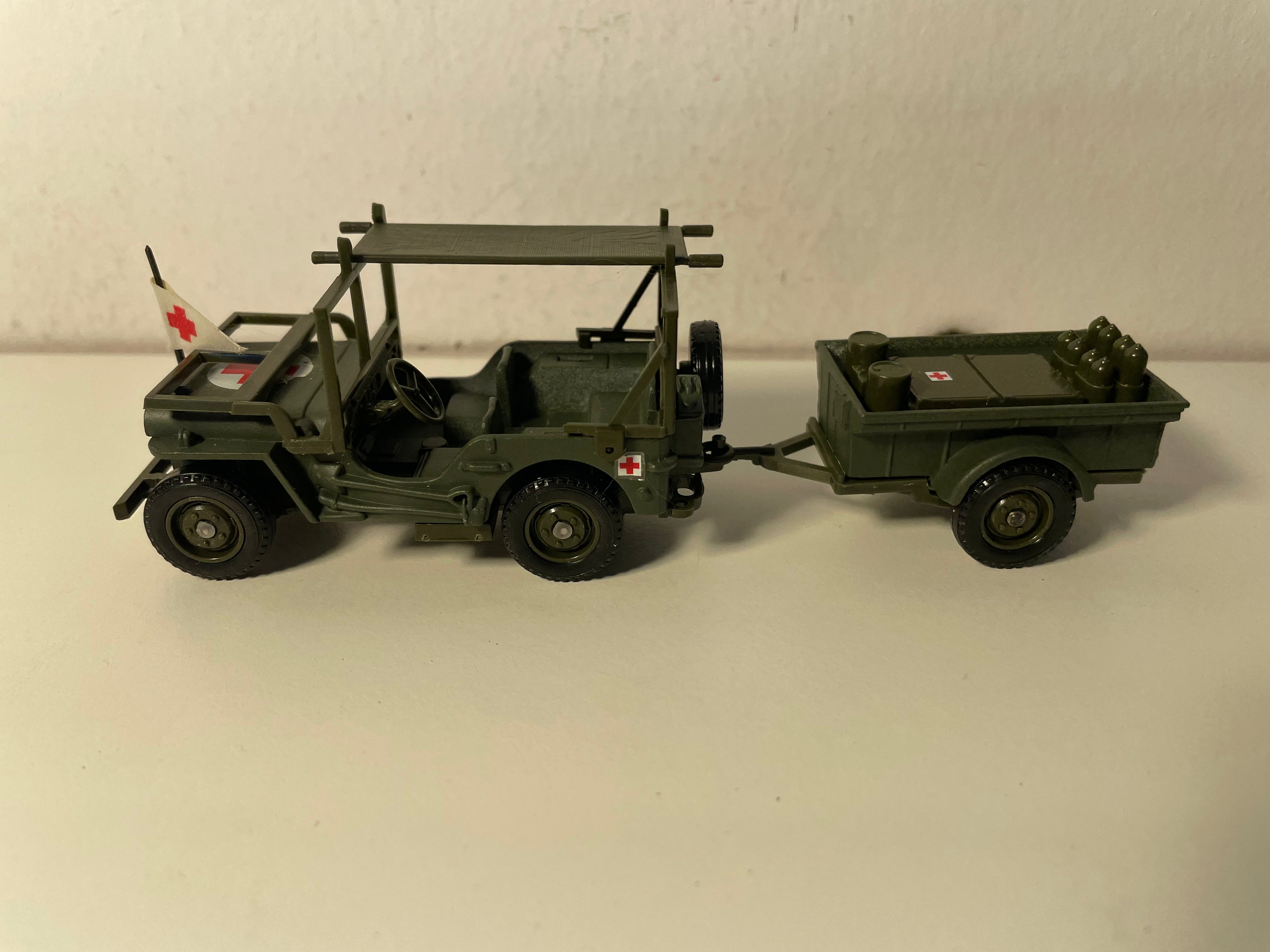 Jeep Willys militaire avec remorque (secours infirmerie) - Solido (fabrication ??) - boite N°EN9286