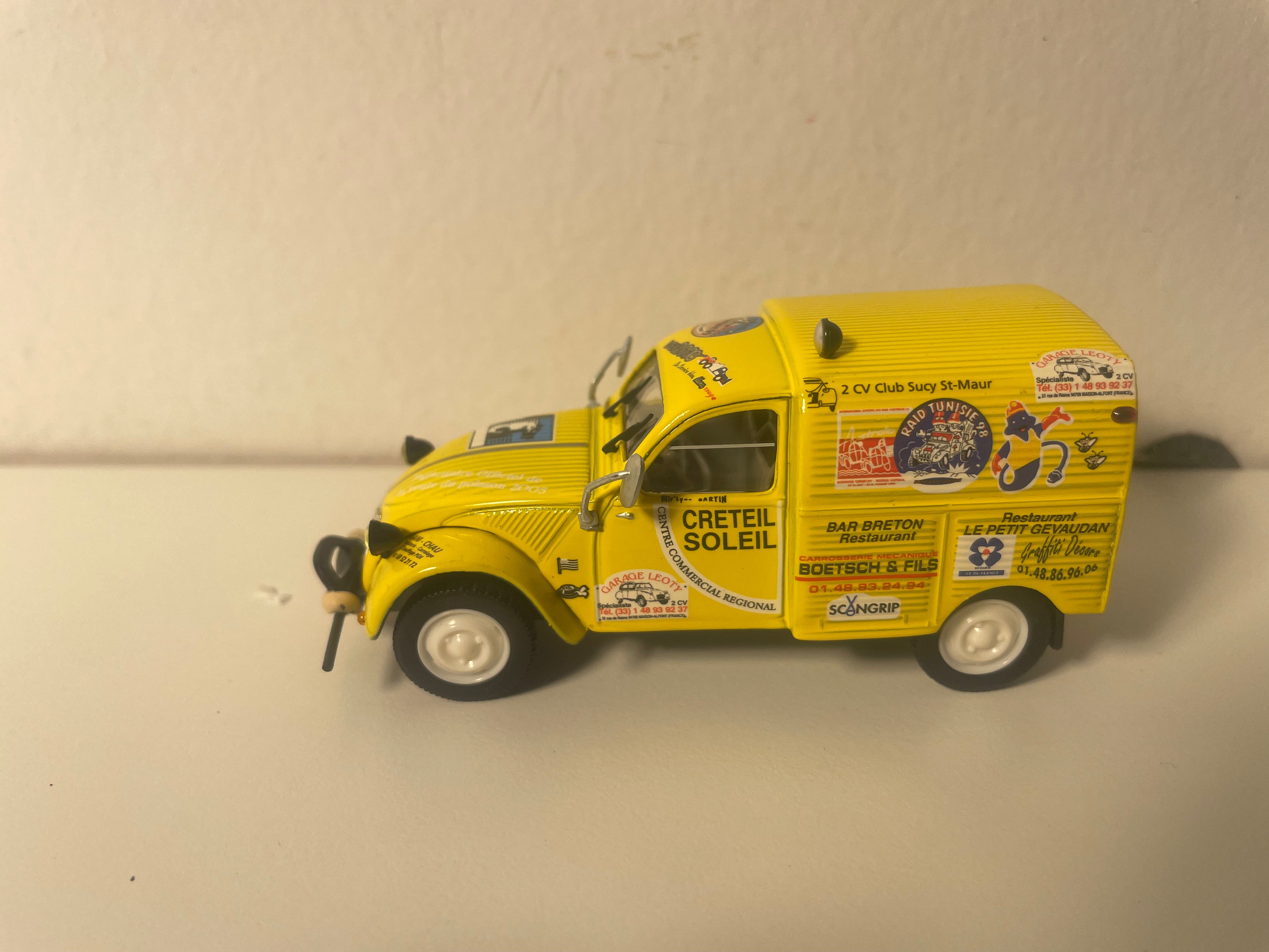 Citroën 2 CV AZU fourgonnette jaune avec publicités - Norev (sous blister)