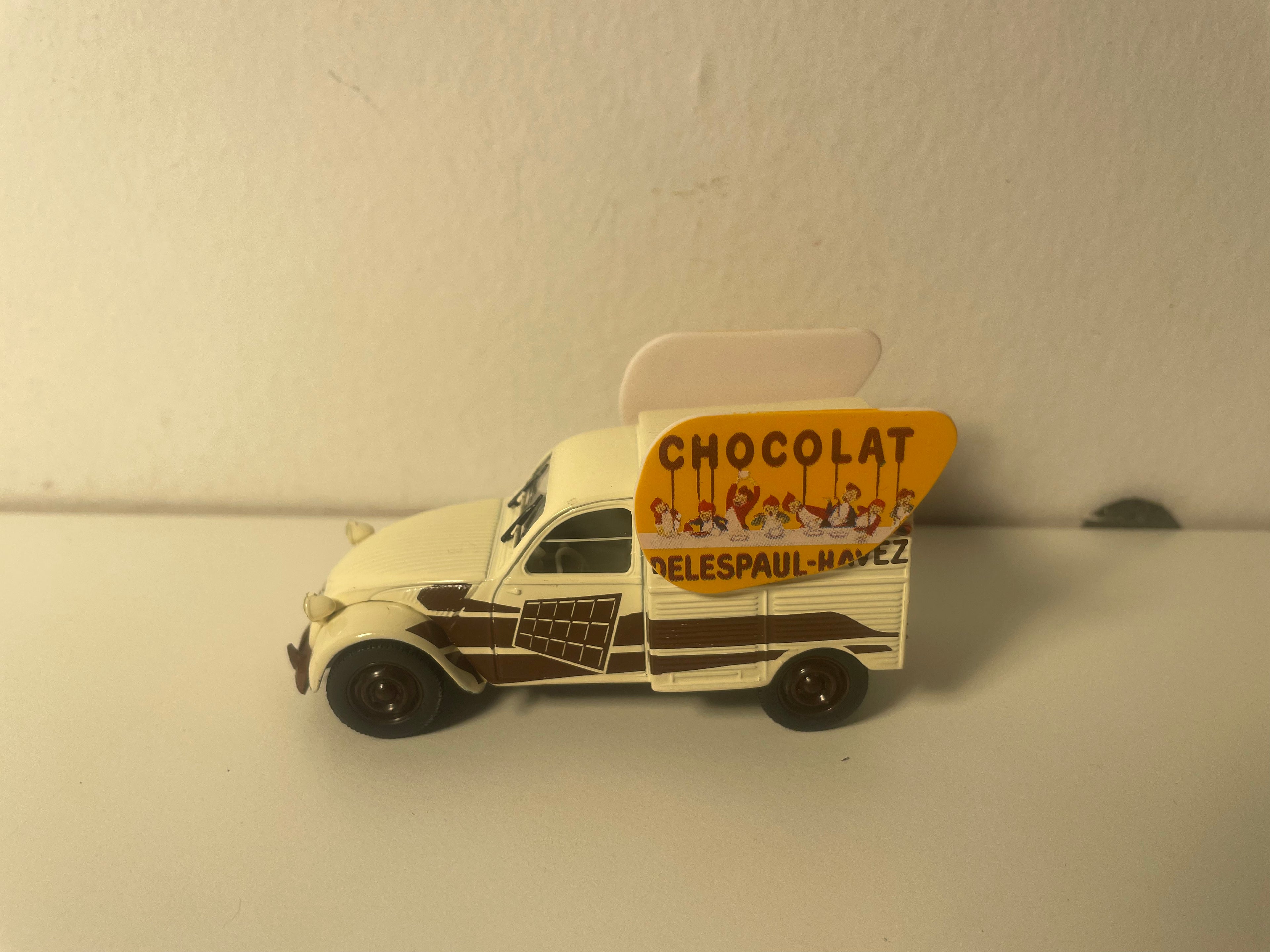 Citroën 2 CV AZU beige und braune Lieferwagen mit Werbung für DELESPAUL-HAVEZ Schokolade - Norev (im Blister)