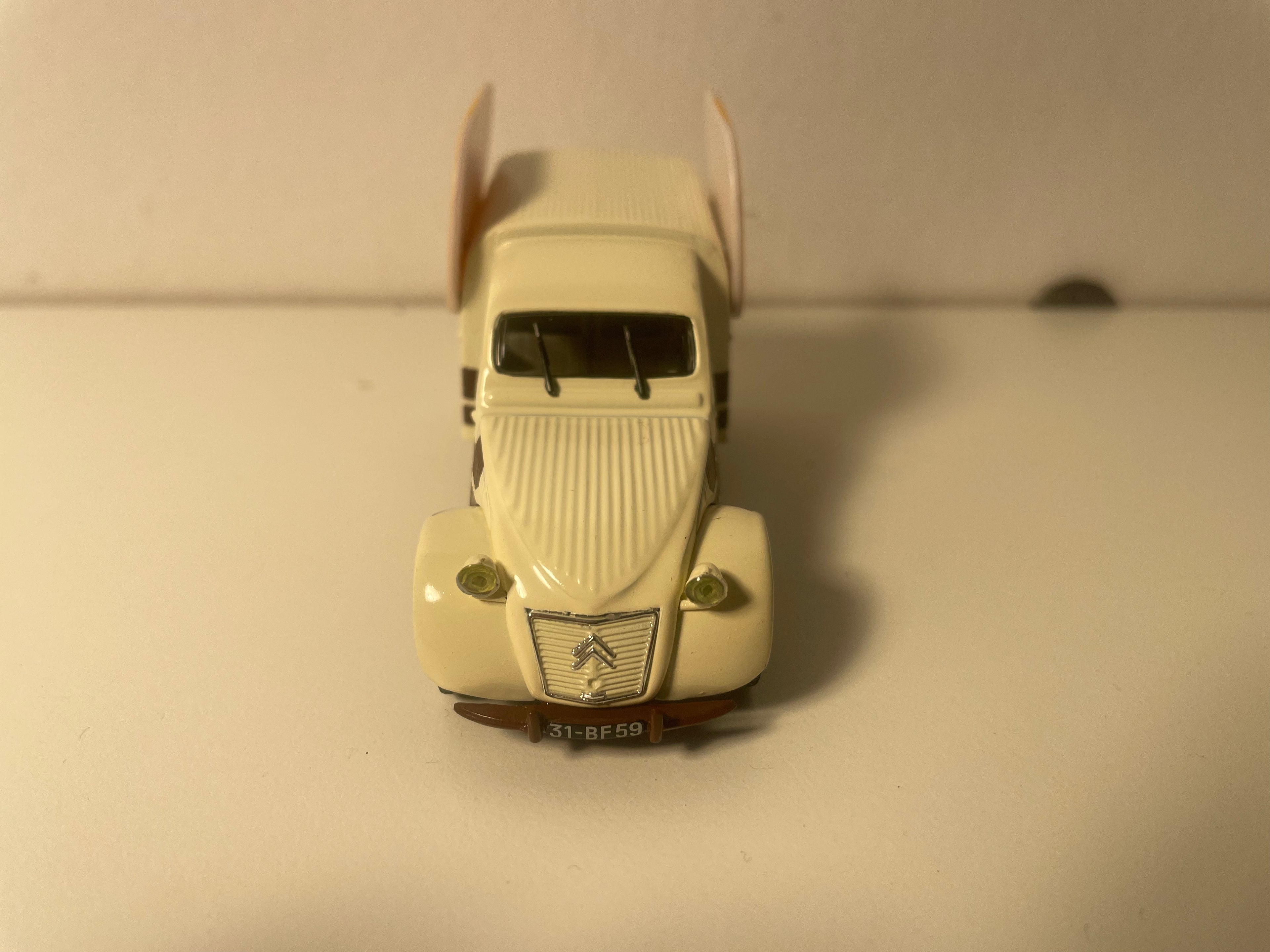 Citroën 2 CV AZU beige und braune Lieferwagen mit Werbung für DELESPAUL-HAVEZ Schokolade - Norev (im Blister)