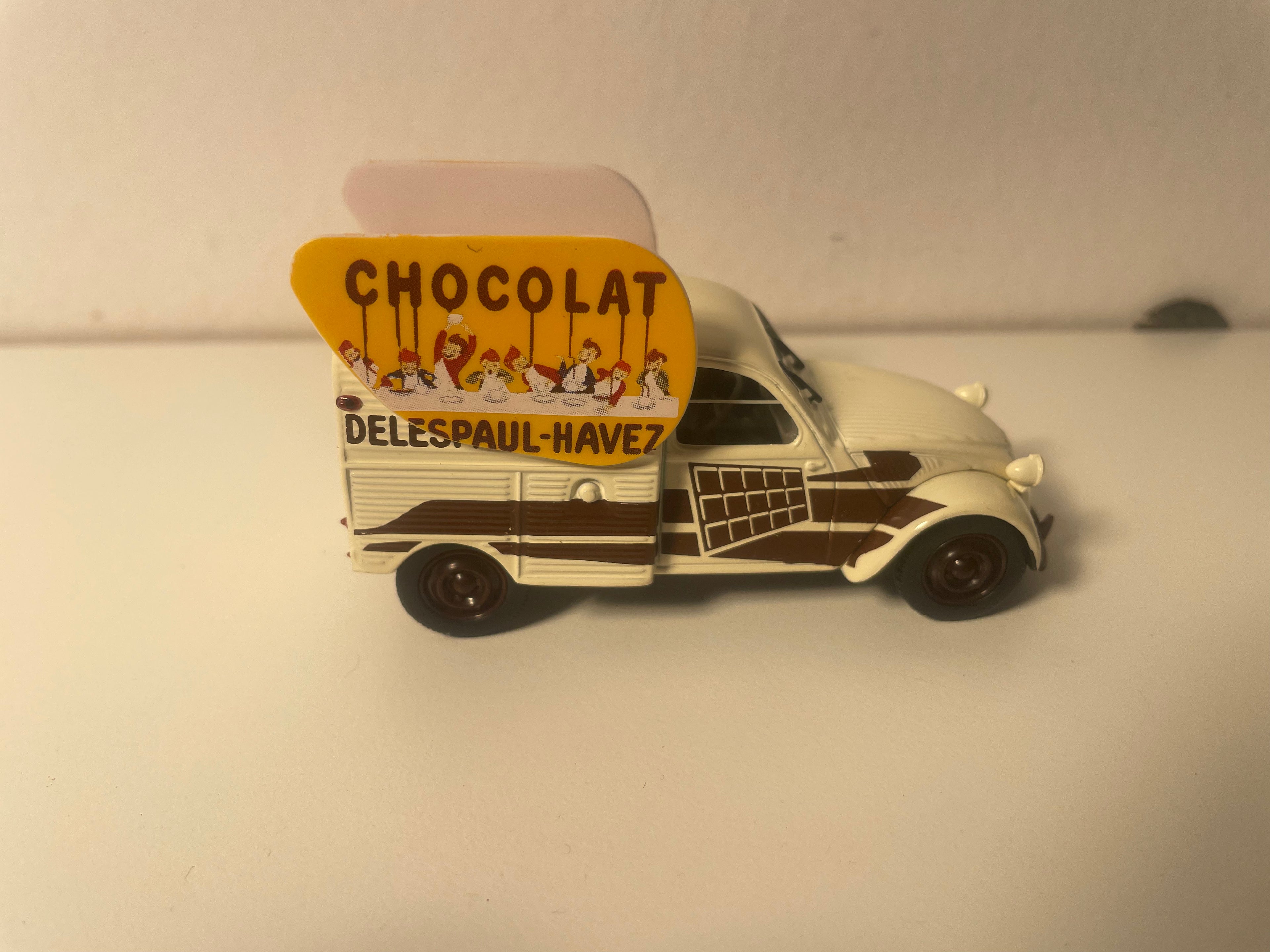 Citroën 2 CV AZU beige und braune Lieferwagen mit Werbung für DELESPAUL-HAVEZ Schokolade - Norev (im Blister)