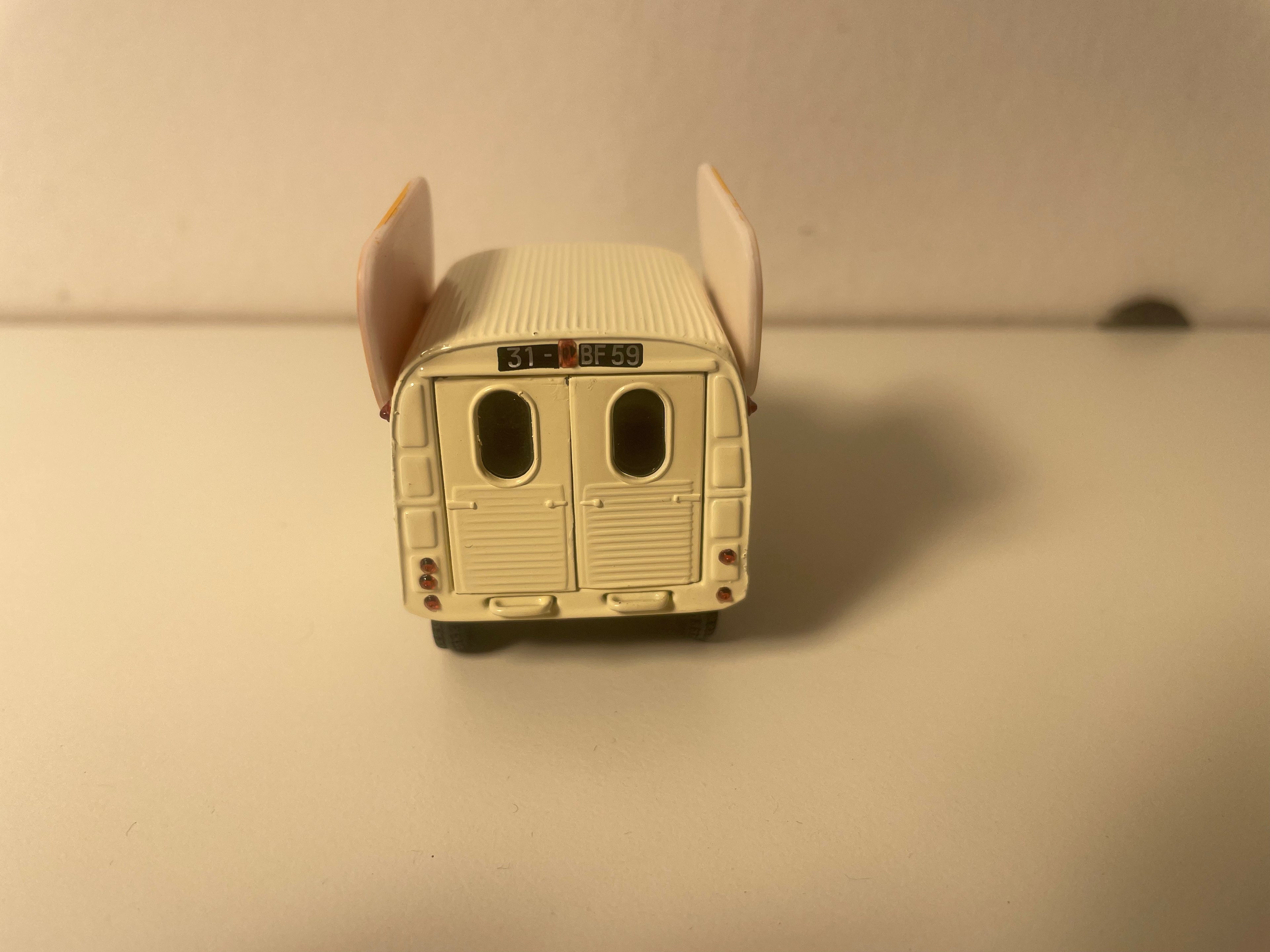 Citroën 2 CV AZU beige und braune Lieferwagen mit Werbung für DELESPAUL-HAVEZ Schokolade - Norev (im Blister)
