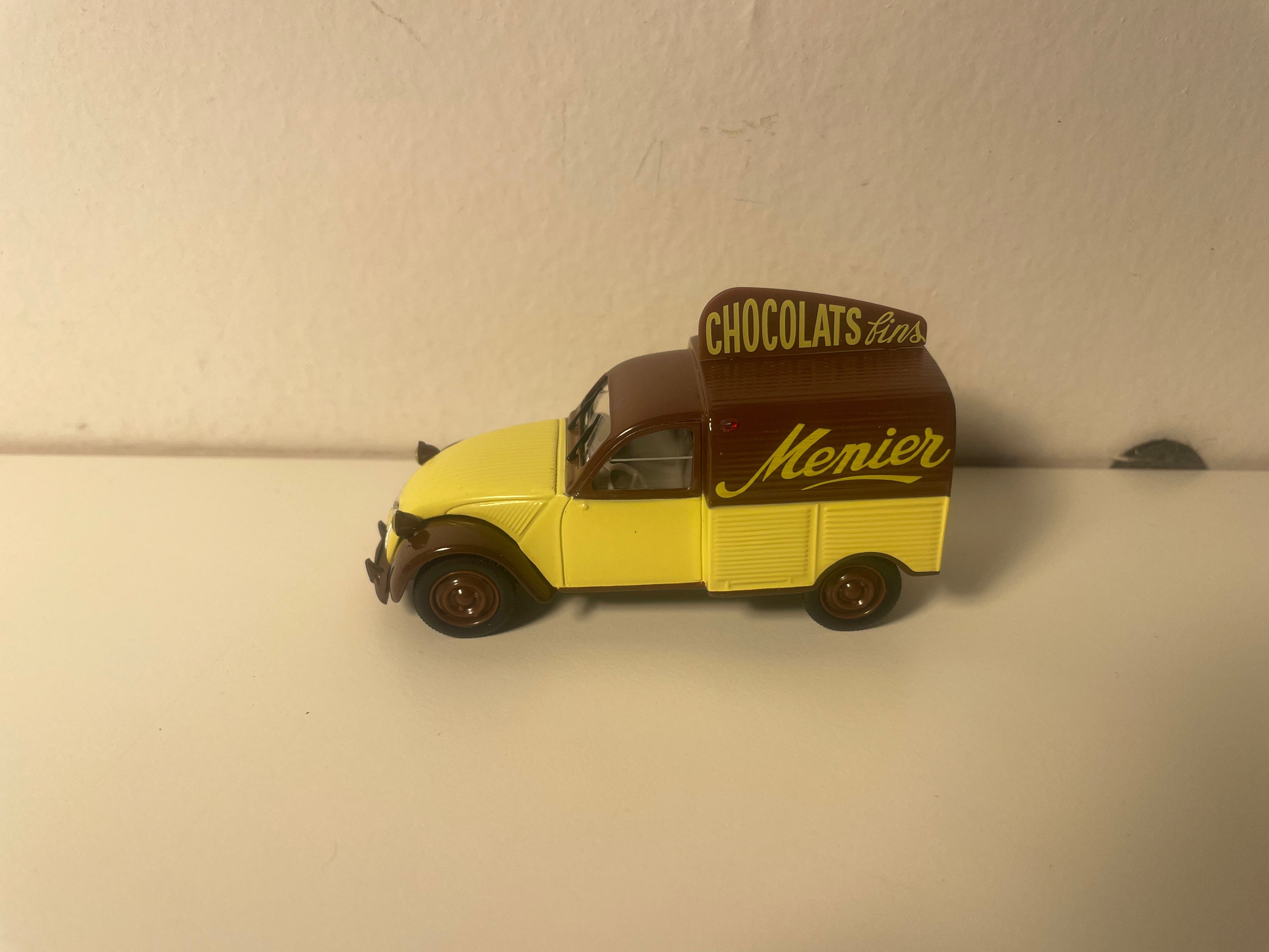 Citroën 2 CV AU furgonetta gialla e marrone con pubblicità per i cioccolati MENIER - Norev (in blister)