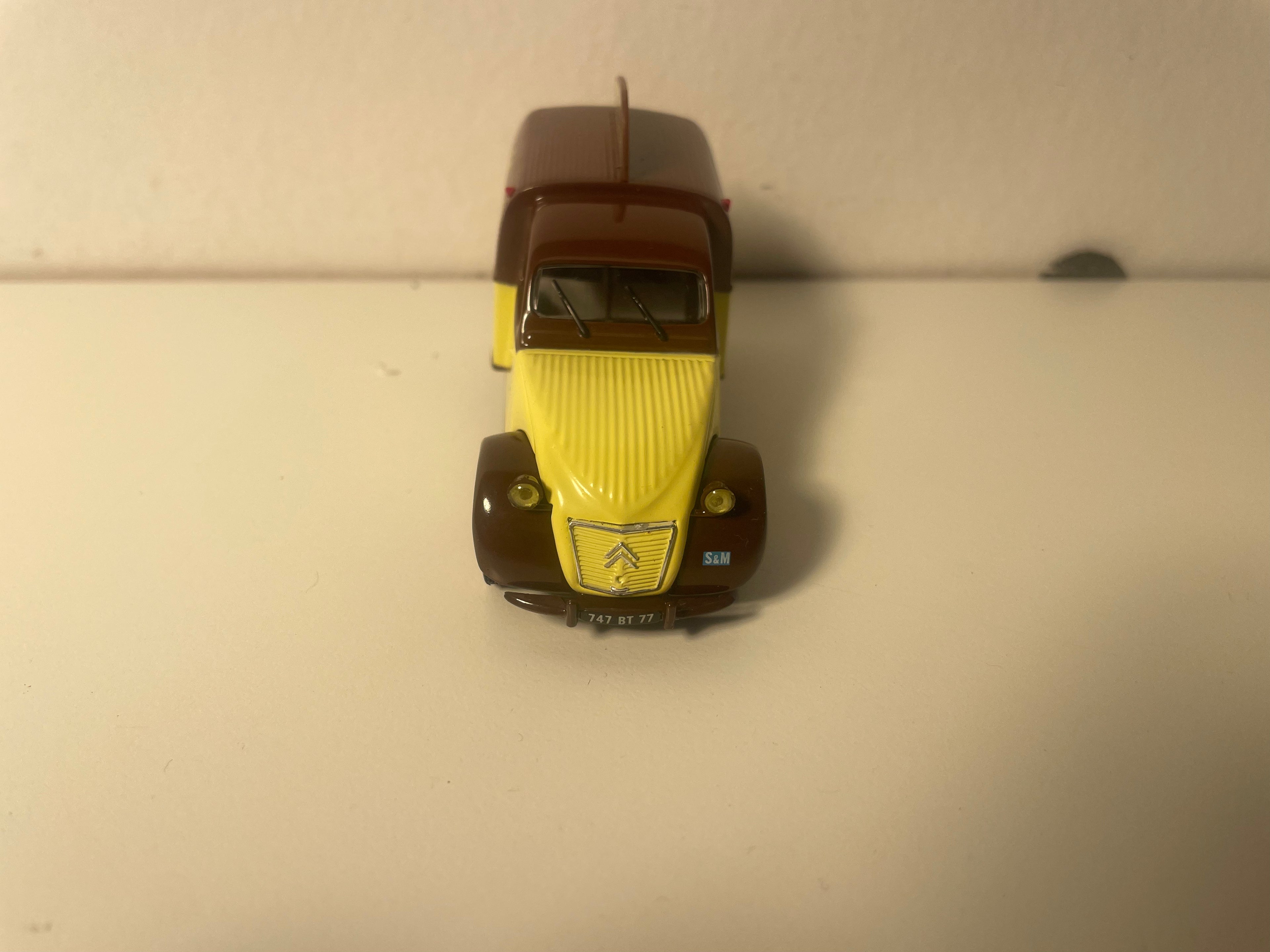 Citroën 2 CV AU furgonetta gialla e marrone con pubblicità per i cioccolati MENIER - Norev (in blister)
