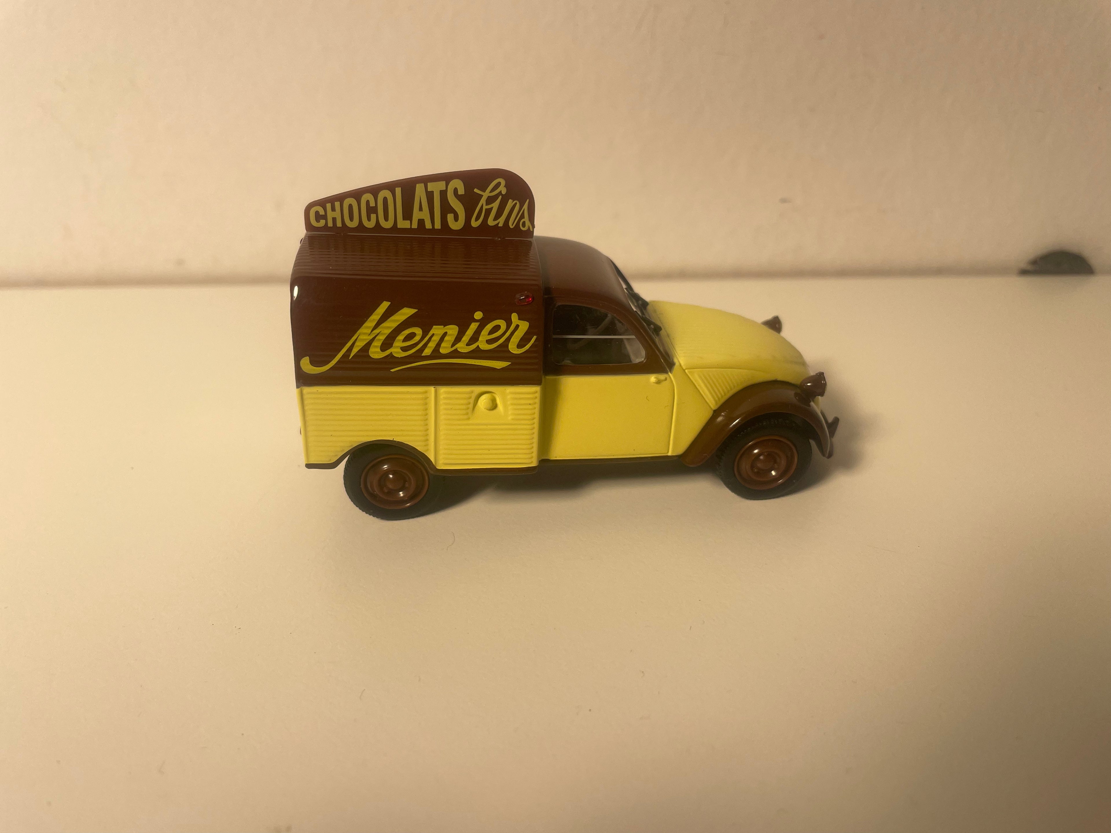 Citroën 2 CV AU furgonetta gialla e marrone con pubblicità per i cioccolati MENIER - Norev (in blister)