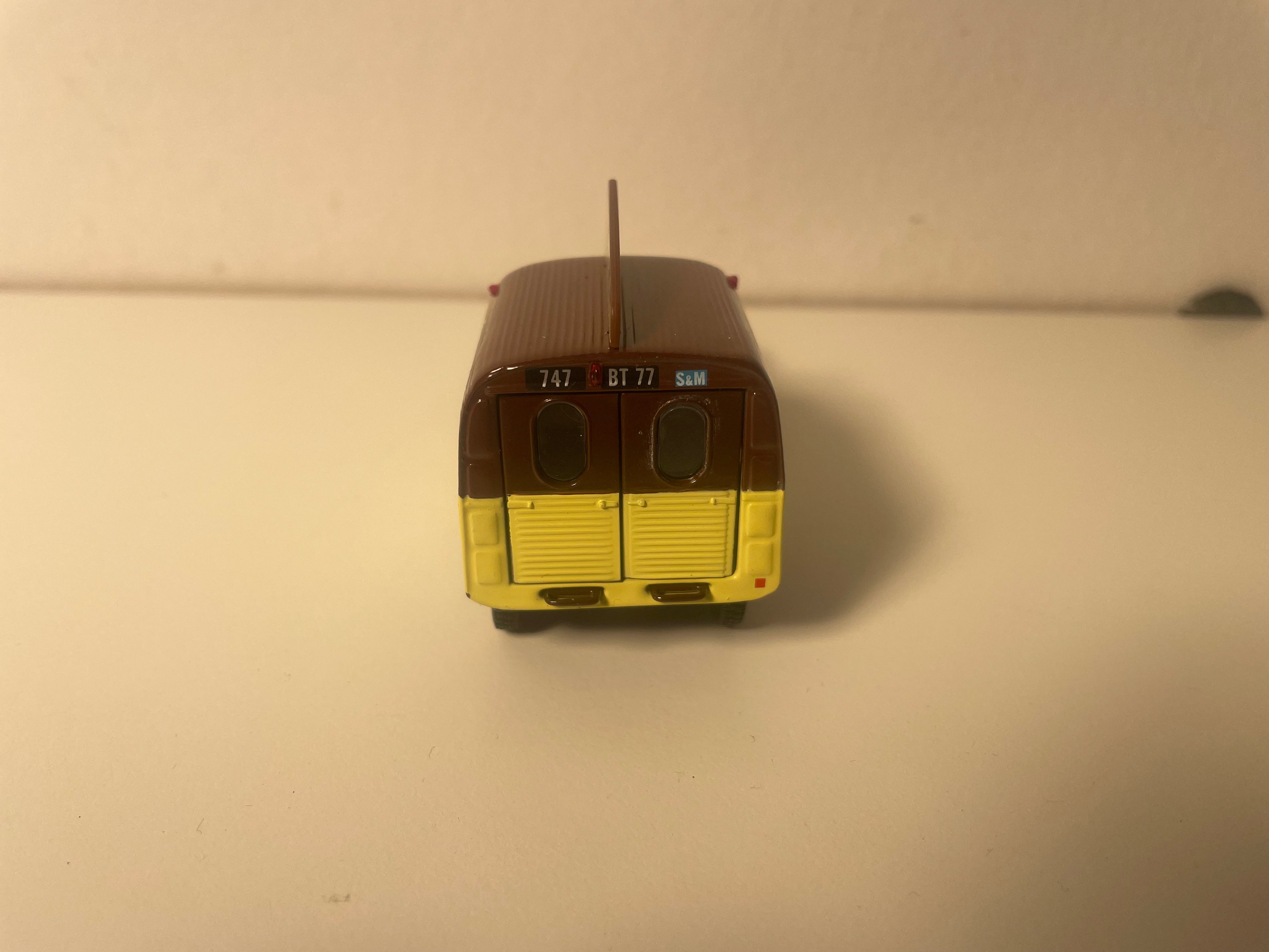Citroën 2 CV AU furgonetta gialla e marrone con pubblicità per i cioccolati MENIER - Norev (in blister)